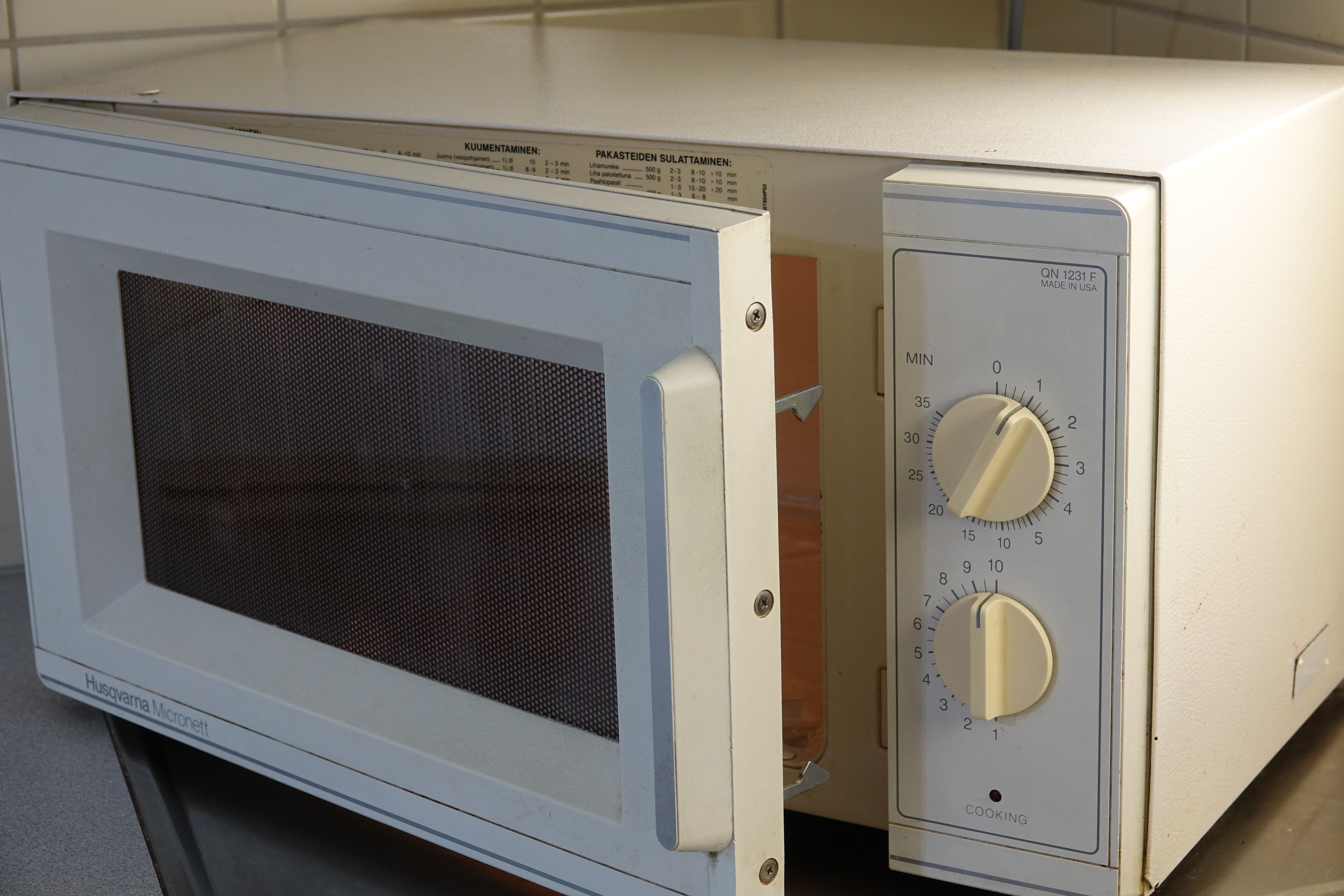 "Yli 30 vuotta sitten ostin tämän superkoneen: 1200W / 21 L tilavuus / pyörimätön alusta. On kyllä lempikoneeni ja jokapäiväisessä käytössä vielä!" – PekkaP