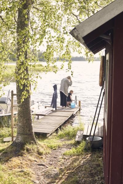 Serkku opetti lapsena Venlalle saunassa Etana-Eemeli-laulun, jota Venla laulaa yhä lasten kanssa lauteilla.