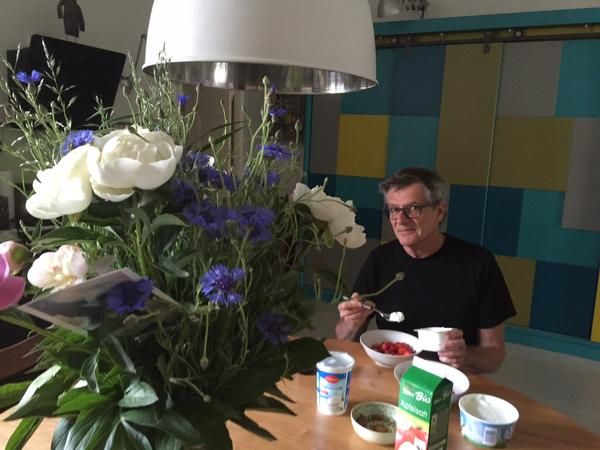 Kurre aamupalalla. Rahkaa ja marjoja!