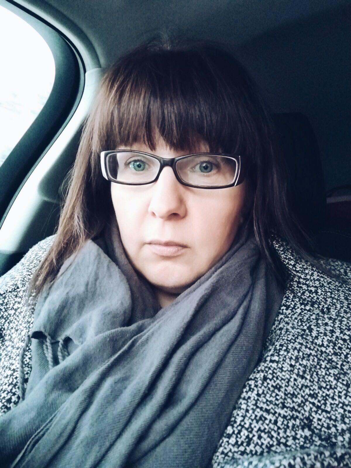 Sanna-Mari jakaa kuviaan Facebookissa ja Instagramissa. Niissä hän seuraa myös KK:n juttuja ja kuvia.