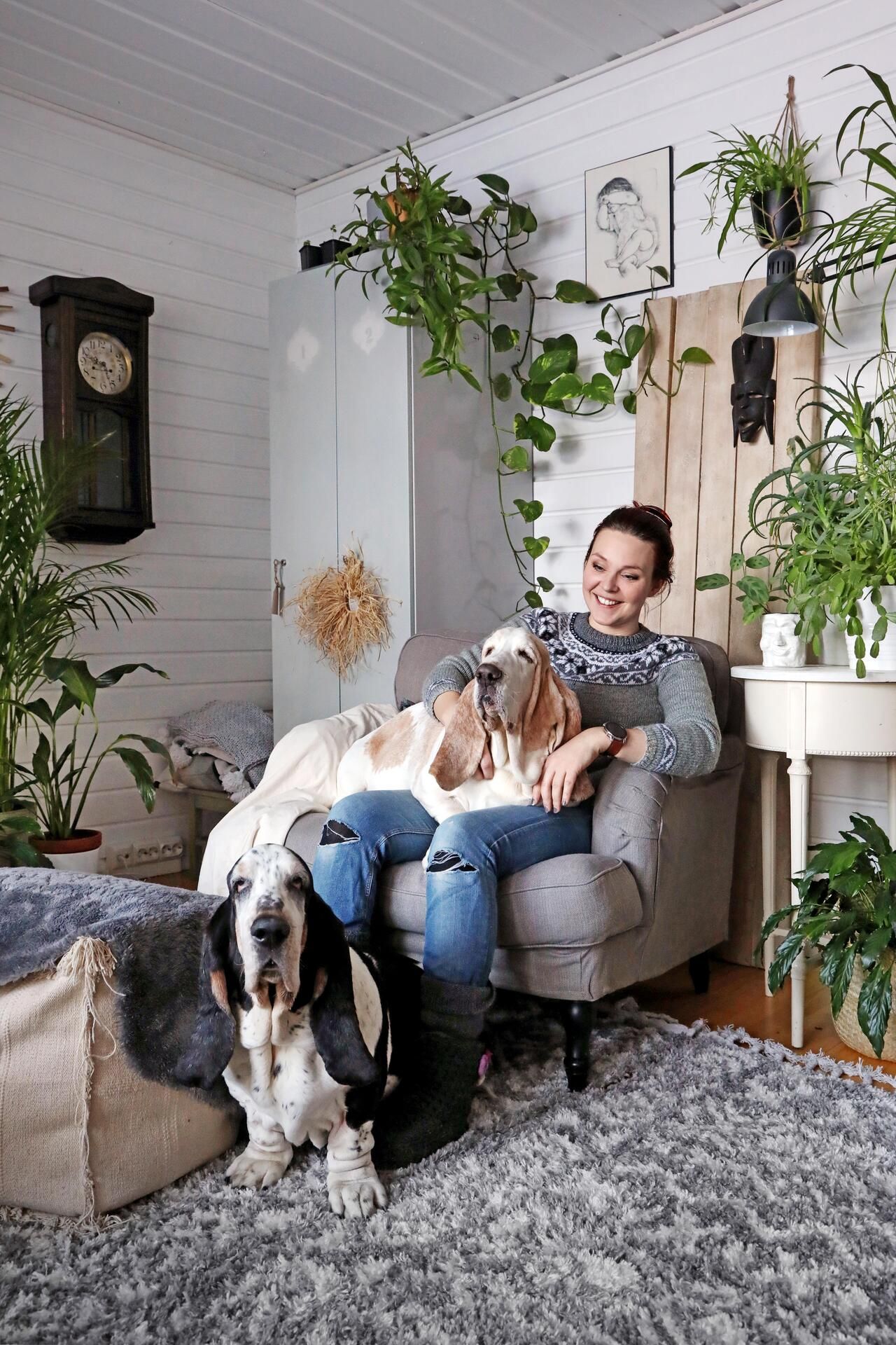 Ikean löytönurkasta bongatussa lempinojatuolissa kelpaa katsella telkkaria vaikkapa Balle kainalossa ja Kauko jalkojen juuressa. Rahin sisällä on kätevä säilyttää pihatyynyjä talven ajan. Päällisen Rosanna ompeli pienistä matoista. 