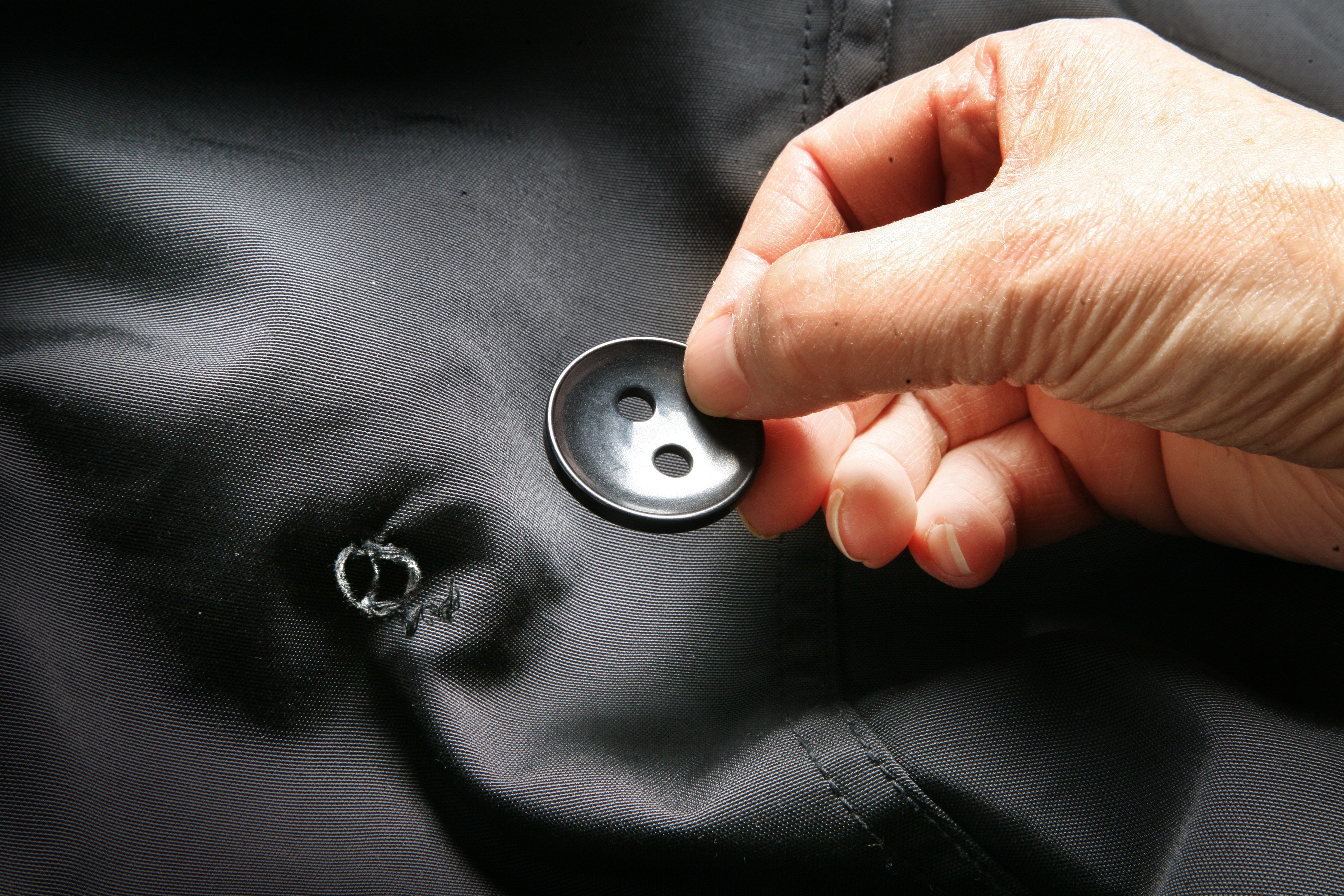 Suurin osa napeista ommellaan koneellisesti. Sellaiset irtoavat ennen pitkää. Kuva: Kimmo Taskinen.