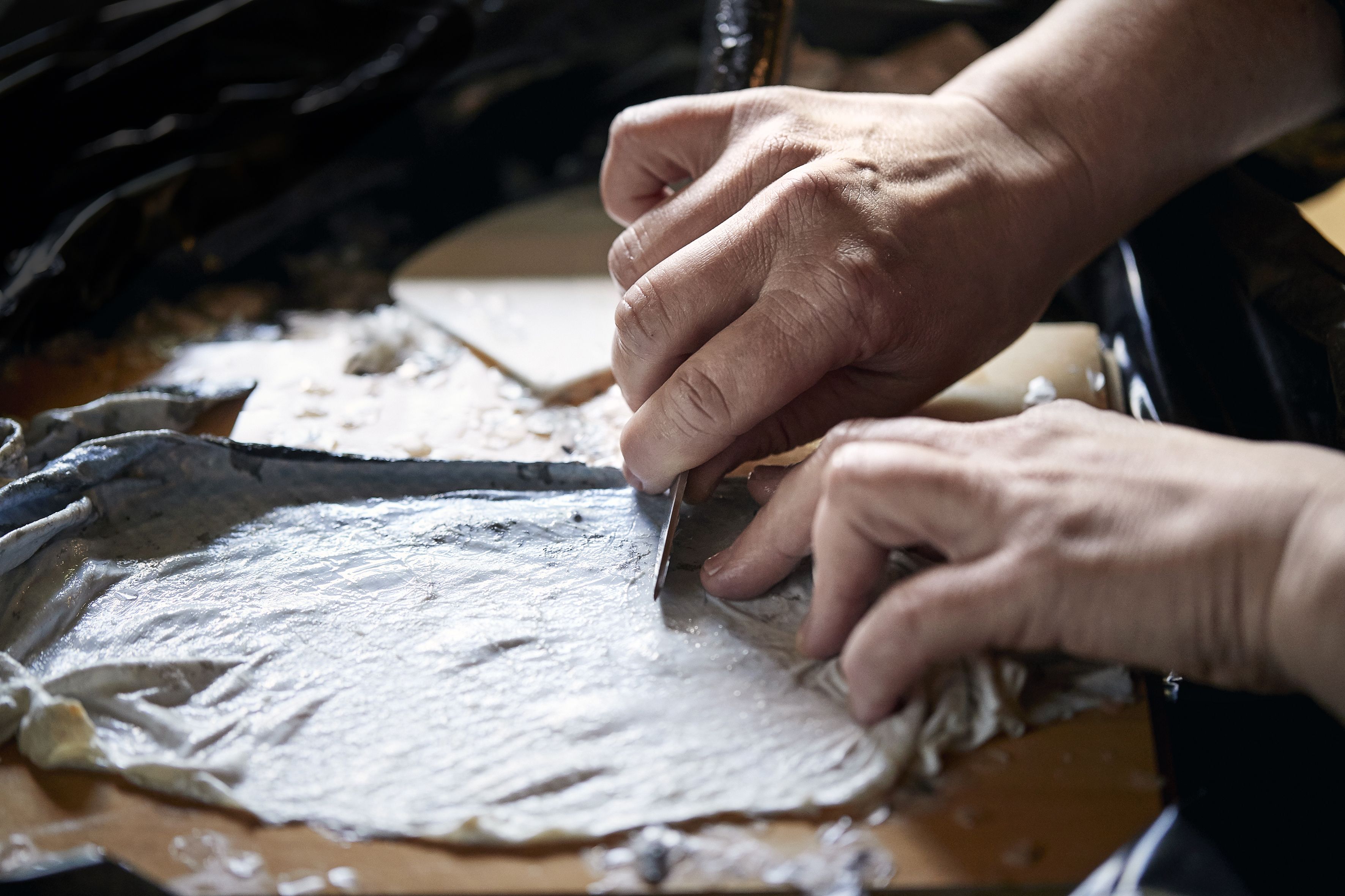 Kalannahka suomustetaan, kun se on ensin kaavittu puhtaaksi kaikesta ylimääräisestä.