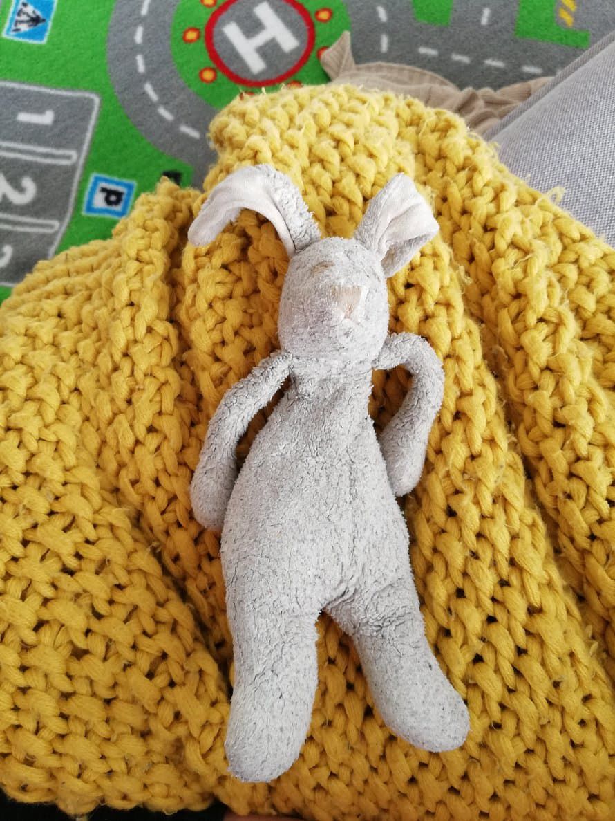 ”Pupu tykkää pussailla ja lohduttaa. Pienen kolmivuotiaan mukaan se tuoksuu puurolta, muroilta, pinaattikeitolta ja on ihana. Pesukoneessa käydään parin viikon välein, vaikkei siltä näytäkkään.” Äiti ja Ukko