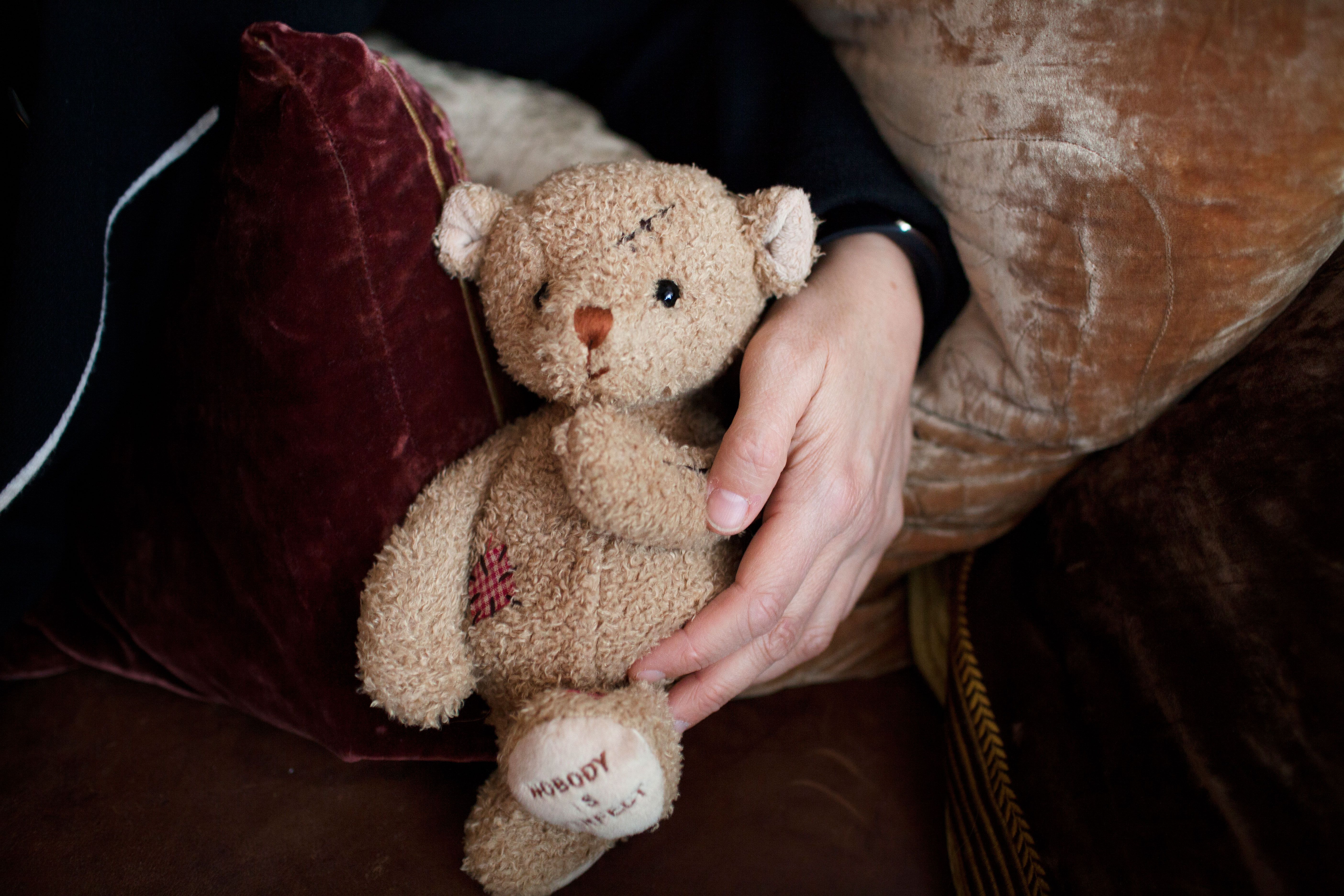 Kukaan ei ole täydellinen, muistuttaa nalle. Helena on ostanut sen itselleen aikuisena.