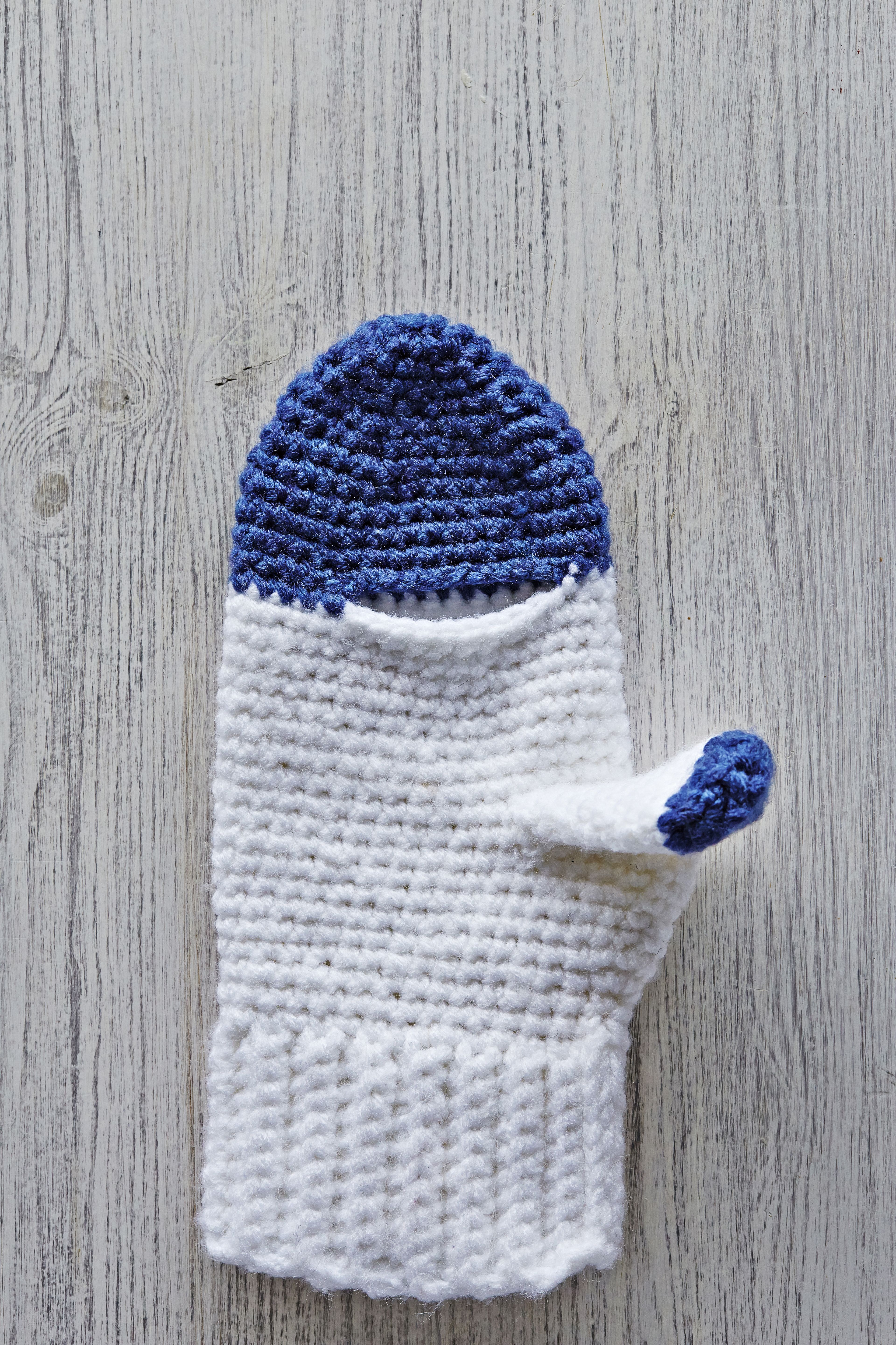 Jos olet oikeakätinen, tee oikean käden lapaseen etusormen mentävä aukko.