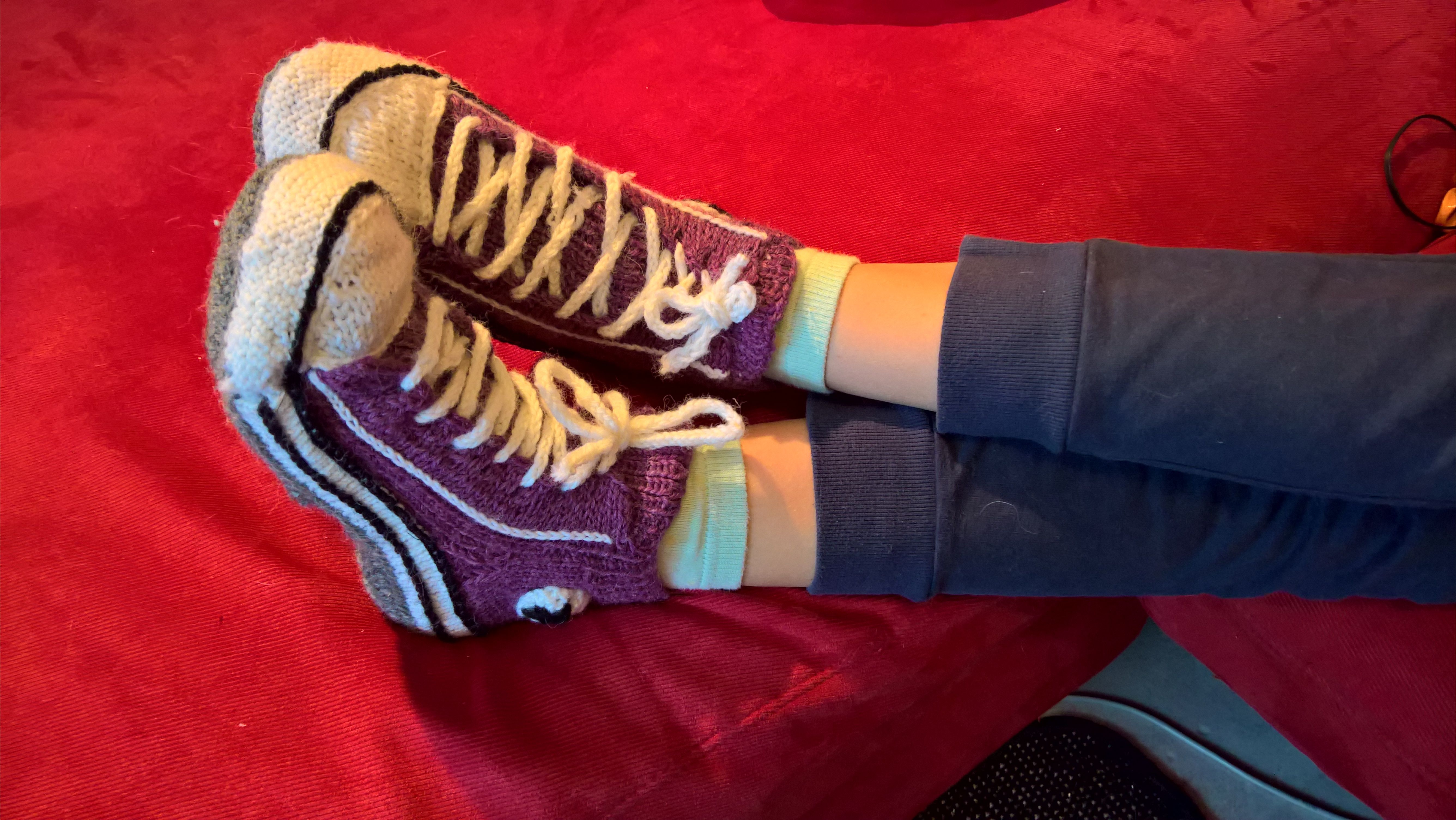 "Eteisessä on jo monta paria Converse-tennareita, ja nyt voi sukkasillaankin oleilla tennarit jalassa." – Elisabetblue