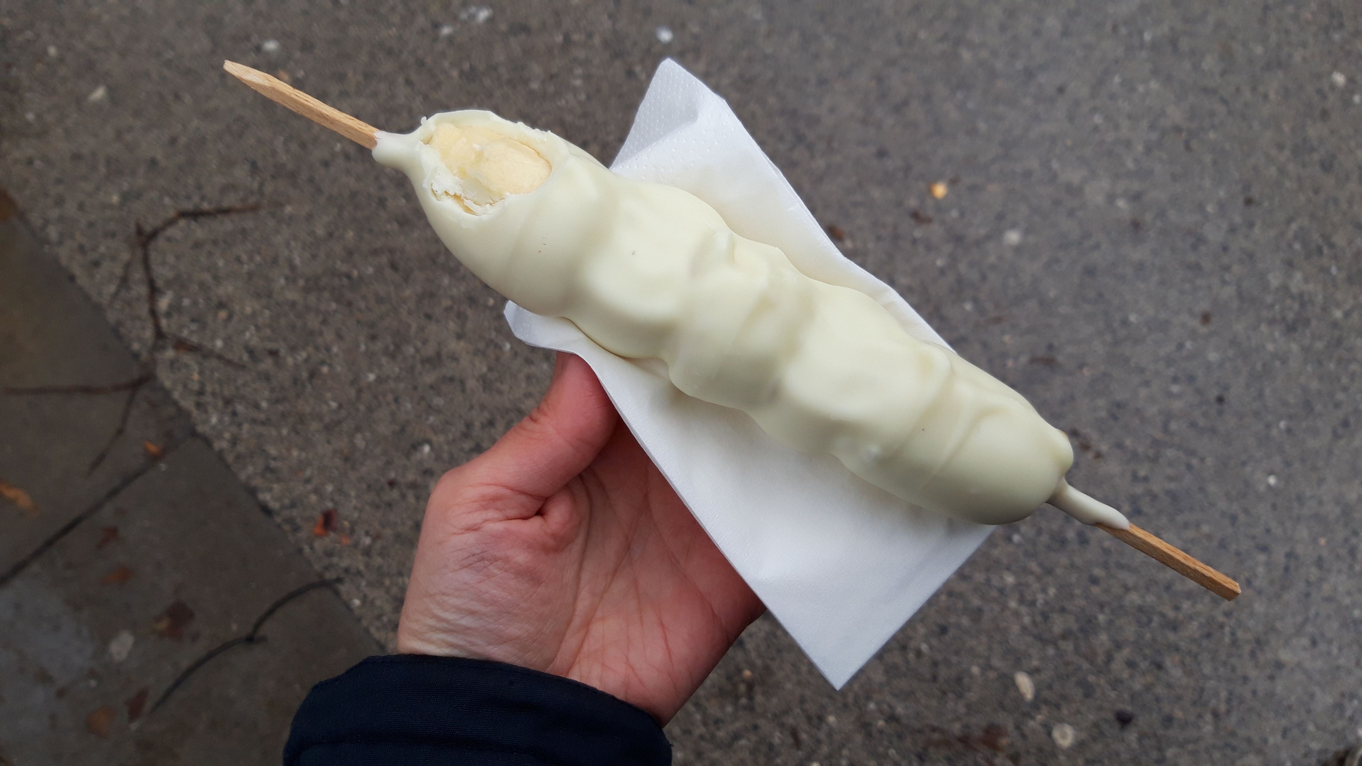 ”Täällä suhtaudutaan jouluun intohimoisesti. Suosikkiherkkuni joulumarkkinoilla on valkosuklaabanaani.”