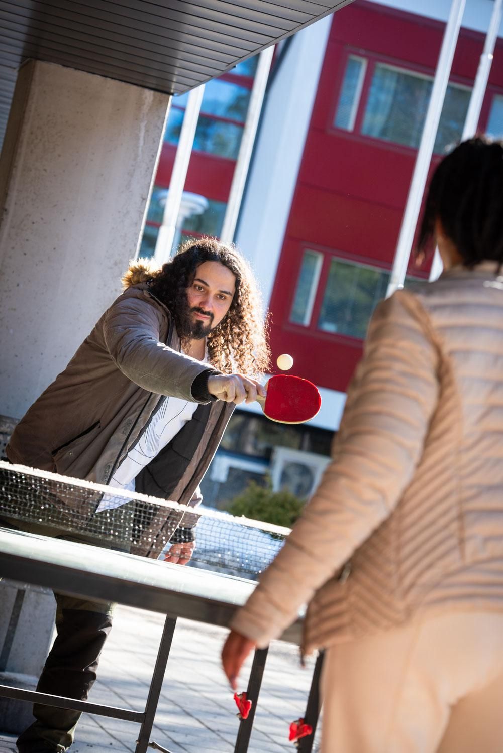 Erick Ávila pelaa pingistä suomen kurssin välitunnilla. Hän haluaa oppia suomea, jotta pärjäisi raksahommissa ja voisi keskustella appiukon kanssa paremmin.