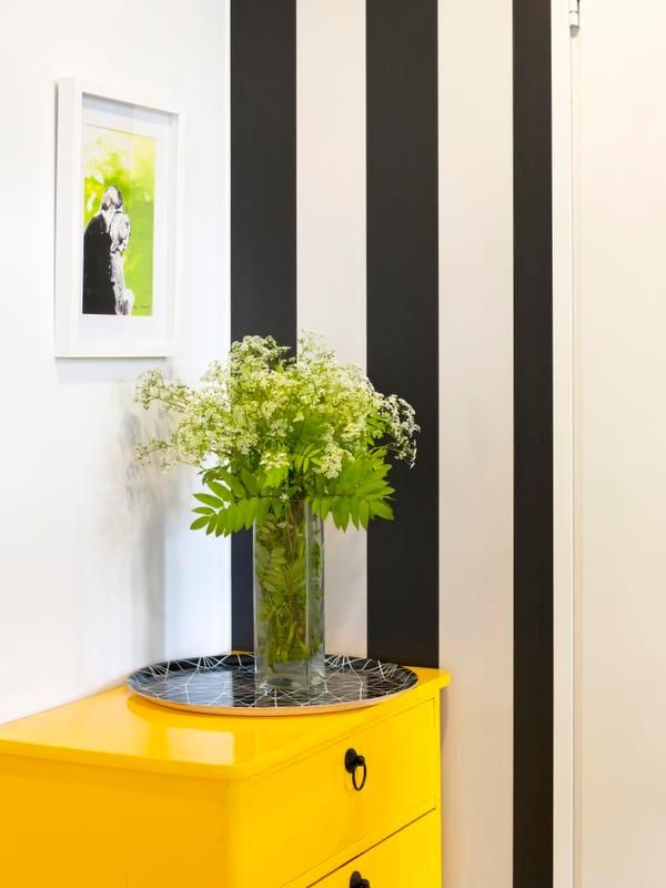 Lotan veli maalasi lipaston keltaiseksi puusepänverstaassaan.