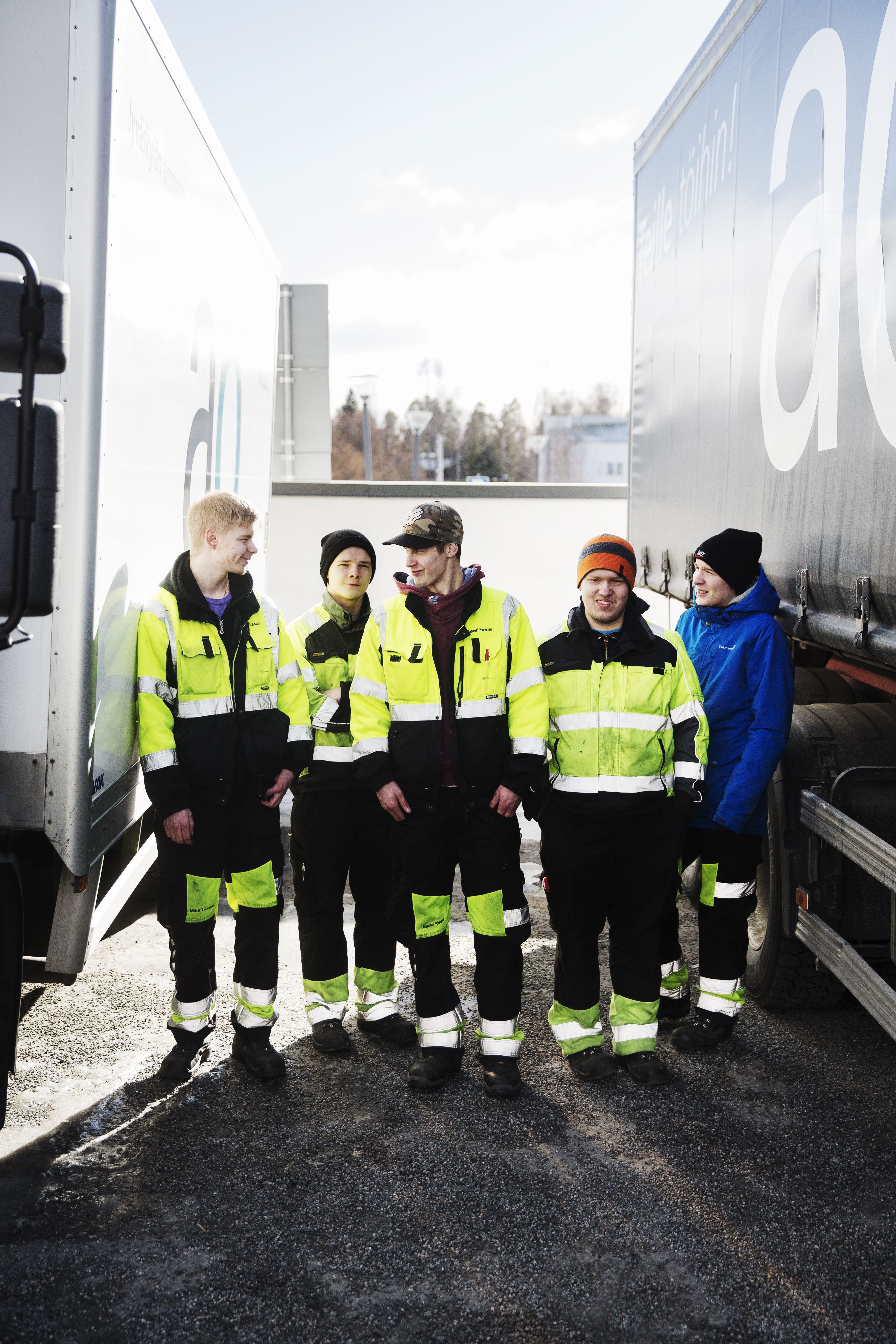 Tulevat rekkakuskit eivät koulussa juuri juttele Santerin tyttärestä. 