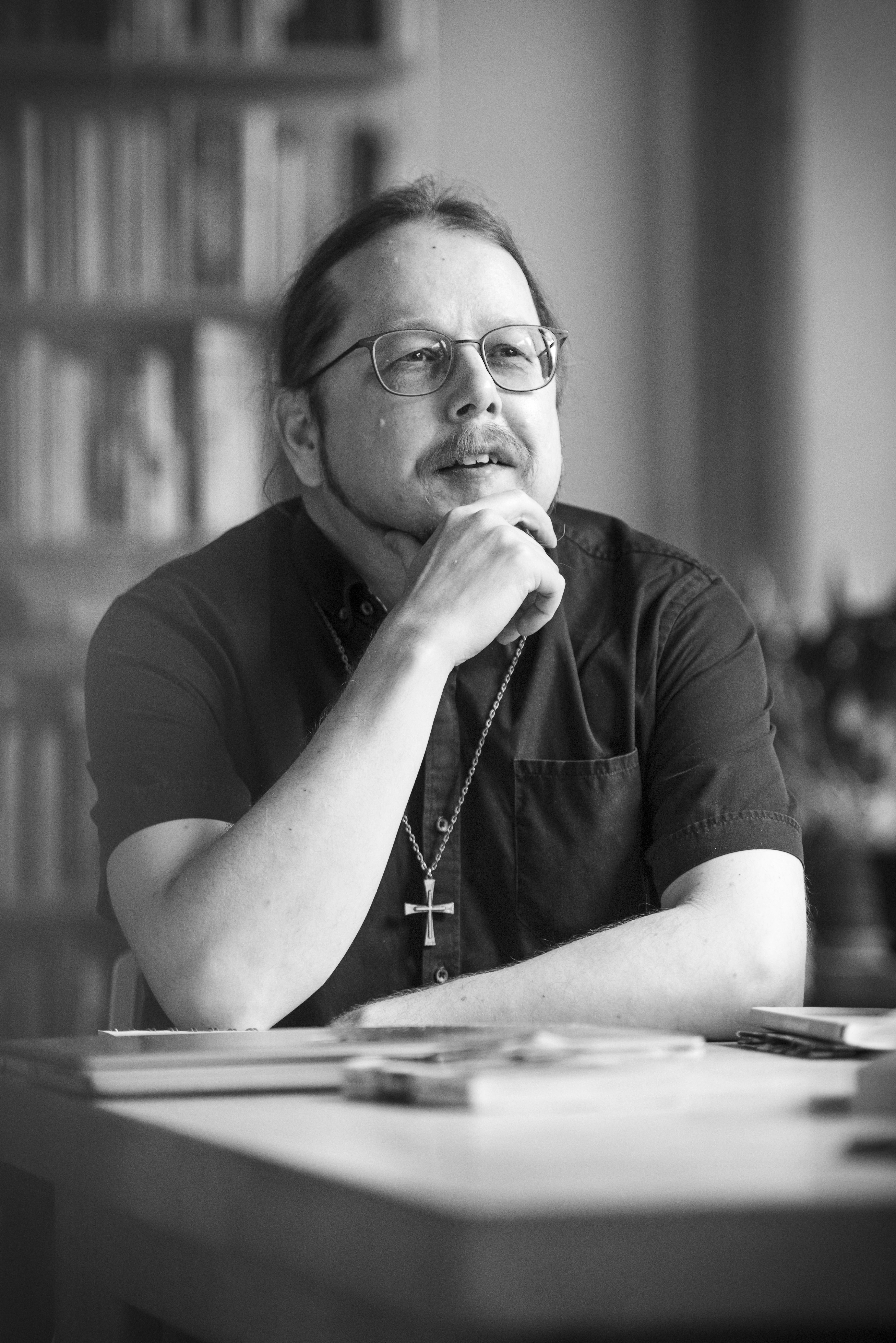 Antti Valkama on 50-vuotias suomentaja, joka asuu Hämeenlinnassa puolisonsa kanssa. Hänellä on aikuinen tytär. Antti on suomentanut vuodesta 2002 lähtien japanilaista sarjakuvaa ja kirjallisuutta, muun muassa Haruki Murakamin teoksia.