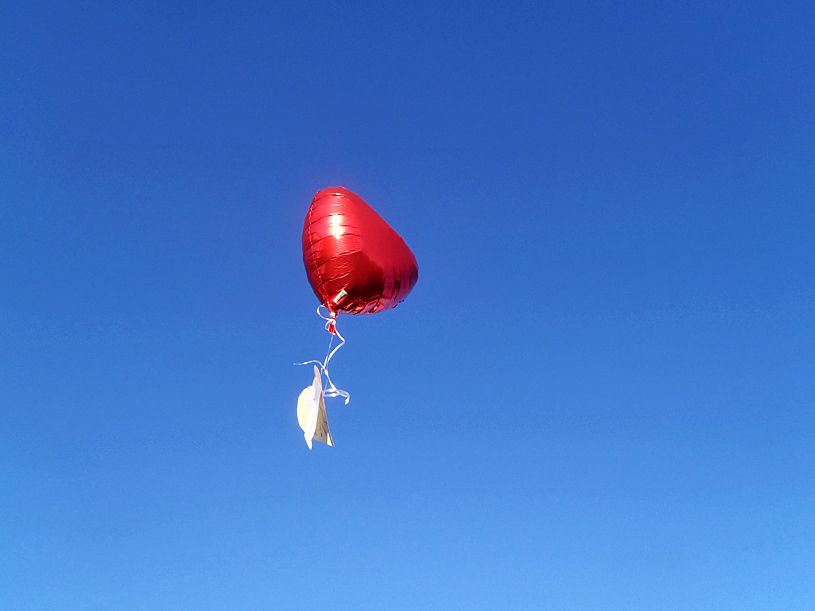 Ensimmäisenä isänpäivänä ilman iskää lasten terveiset nousivat taivaalle folioilmapallon matkassa.