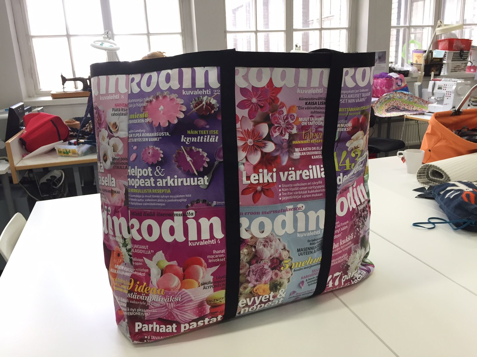 Toiselta puolelta Kodin Kuvalehti -kassi on liilansävyinen.