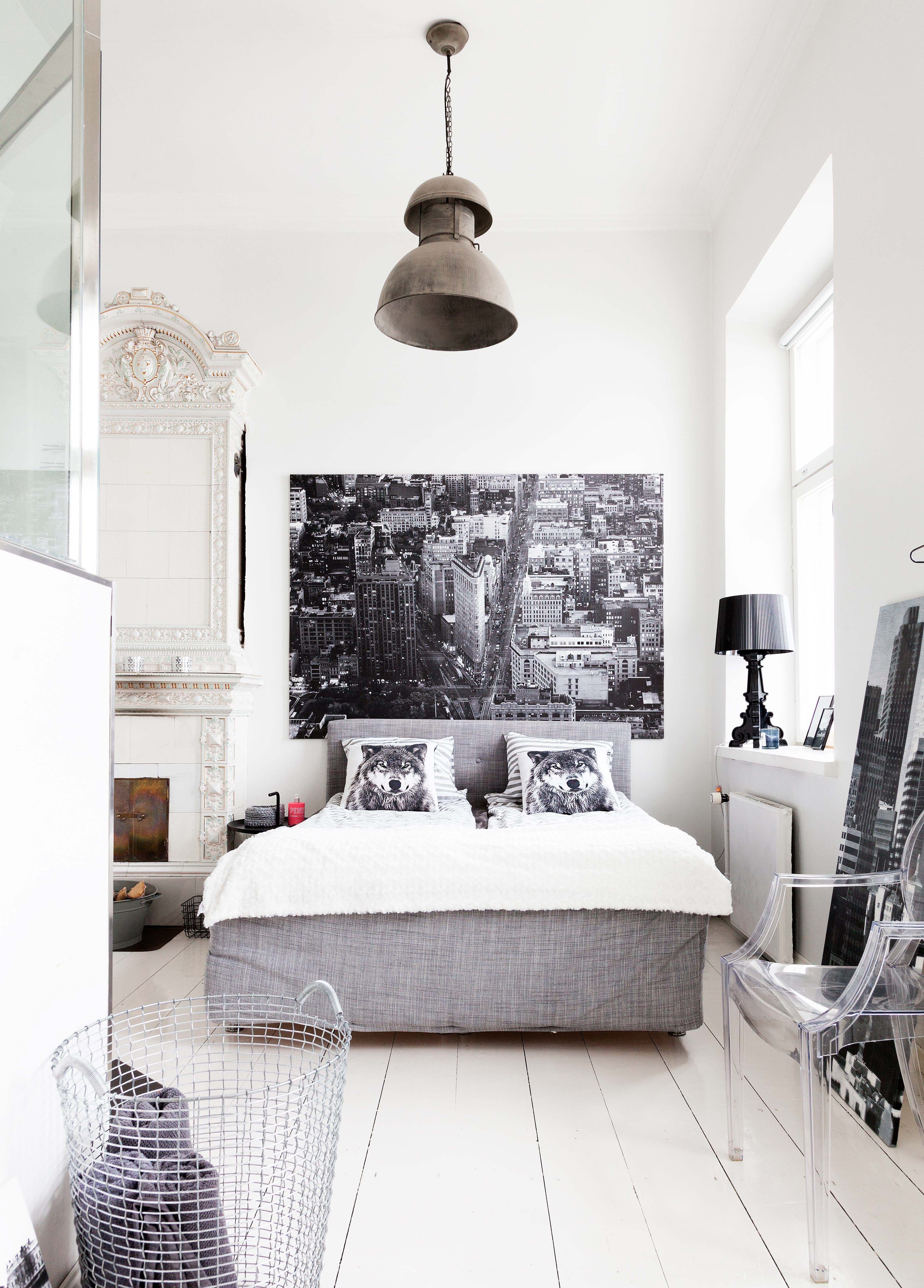 Upeassa takassa palavat usein vain kynttilät, vaikka sitä voisi myös lämmittää. Suuri maisemataulu on Ikeasta, samoin vuode.