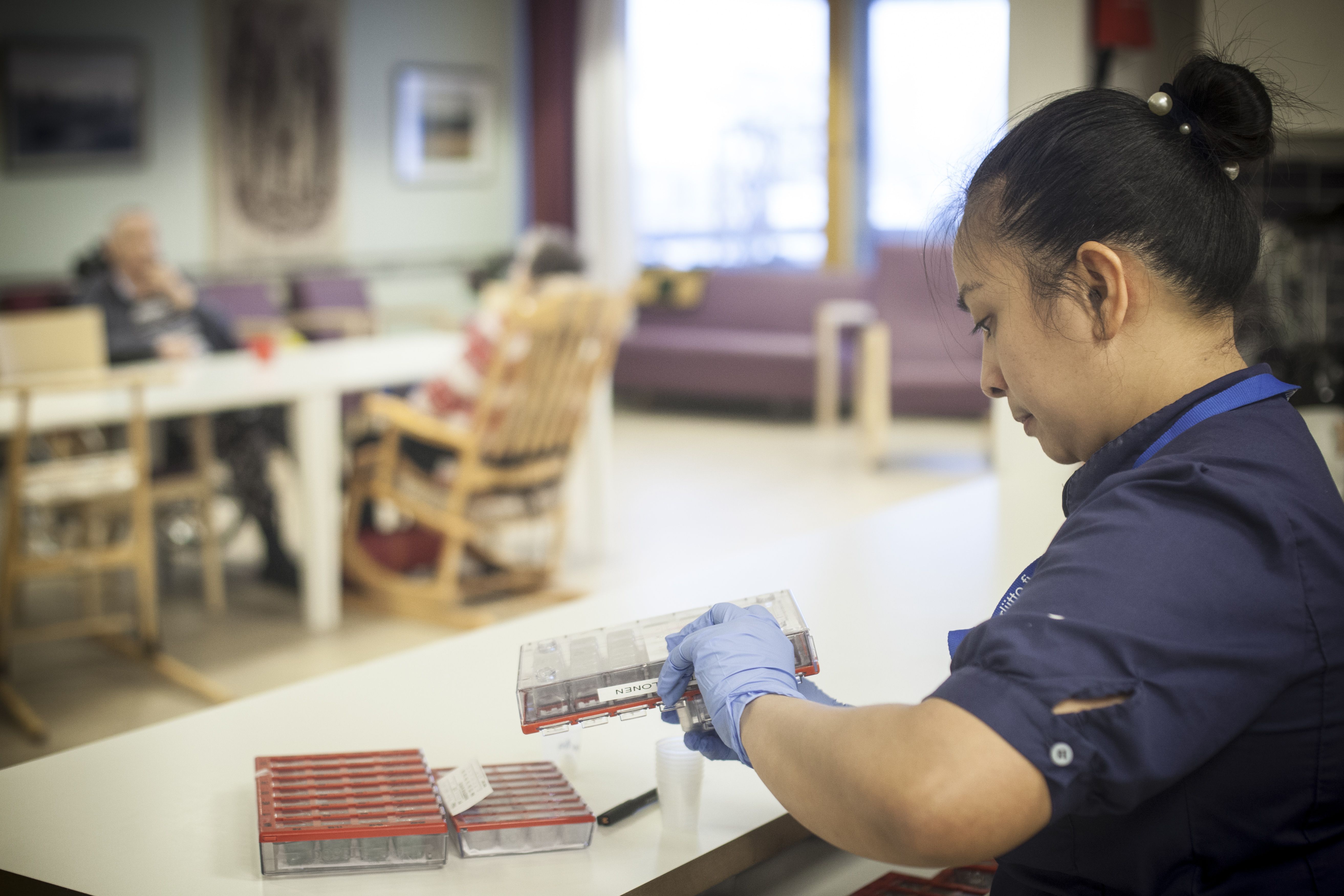 Lääkkeiden annostelu kuuluu lähihoitajan työhön.