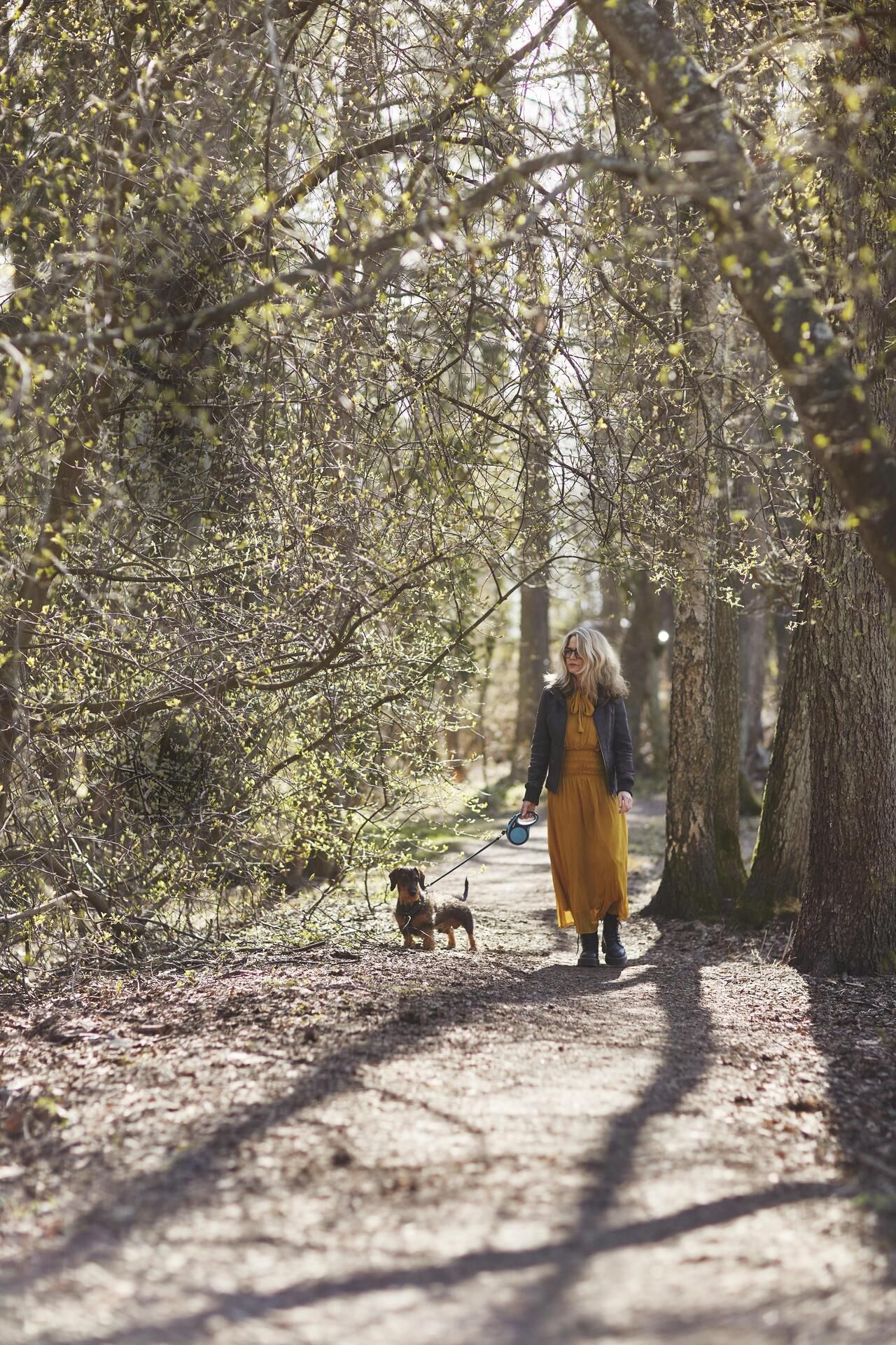 Kävelyillä Kalle-koiransa kanssa Katariina seuraa mielellään valon liikettä päivän ja vuoden mittaan.