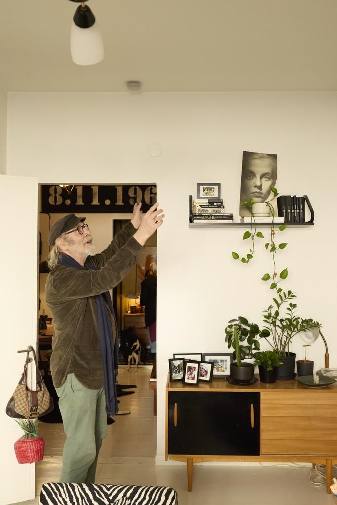 Vesalle oli tärkeää, että asunnossa oli katto korkealla. Se mahdollisti parvisänkyjen rakentamisen. Vesa näyttää, missä hänen ja silloisen vaimon parvisänky sijaitsi. 