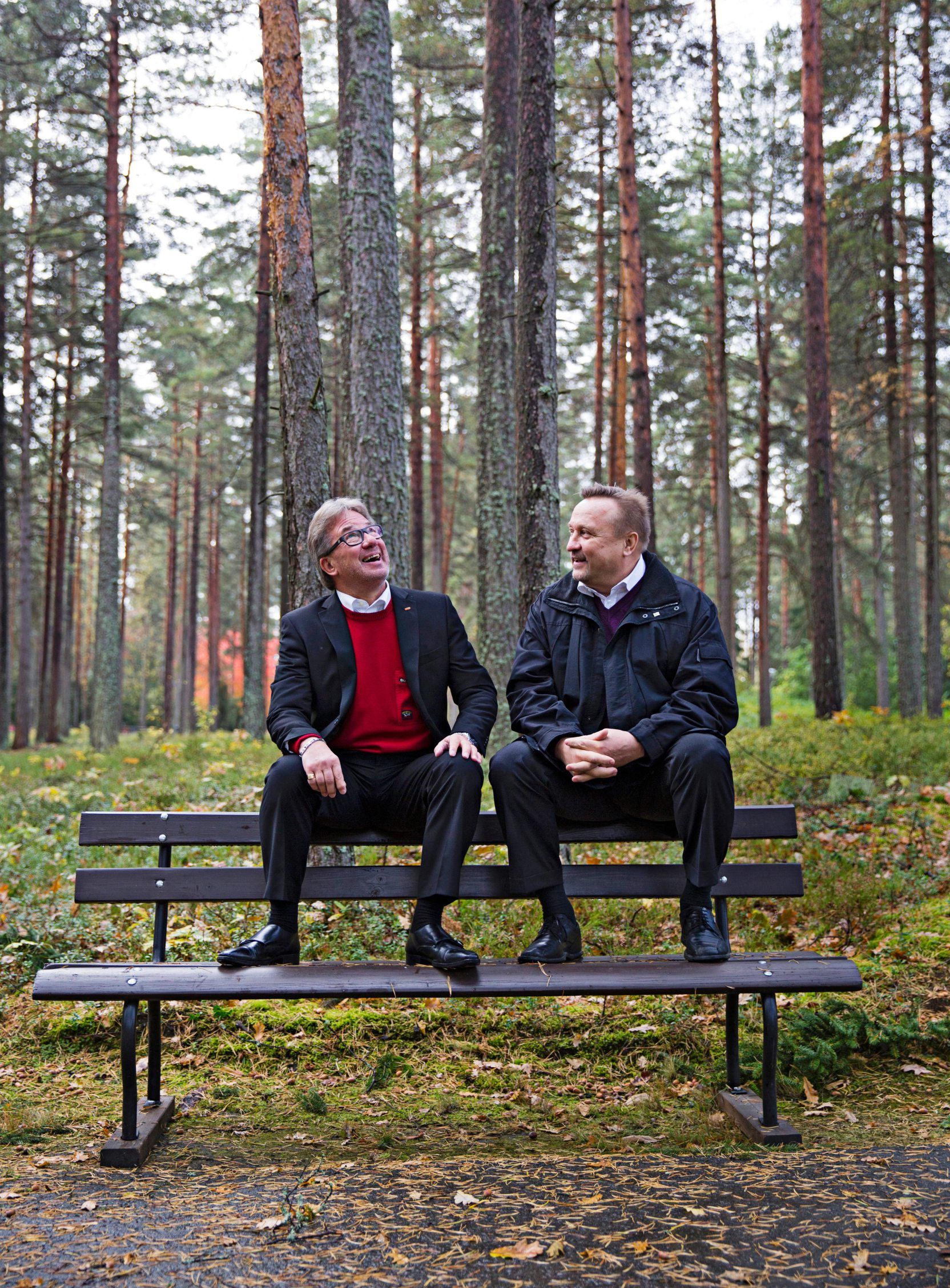 Juha (vas.) ja Tapio kiusaantuvat, jos heitä kiittää tärkeästä työstä. ”Saamapuolella tässä ollaan. Puhutaan jostain muusta.”