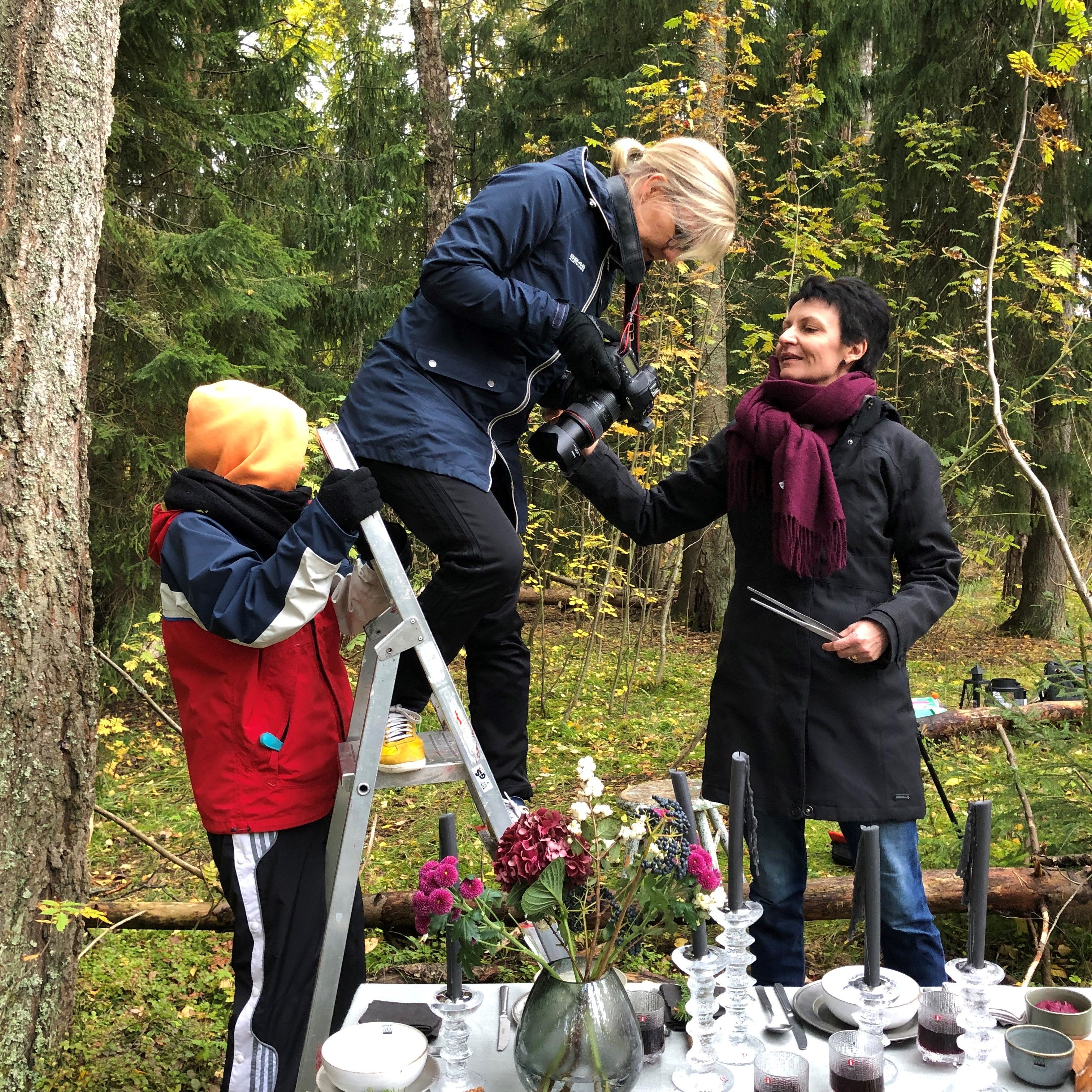 Valokuvaaja Anna Huovinen ja ruokatoimittaja Christina Aaltio tarkastavat, että kuvat ovat taatusti toivotunlaisia. Kuvausjärjestelijä Kirsten Reuter varmistaa, etteivät tikkaat petä.