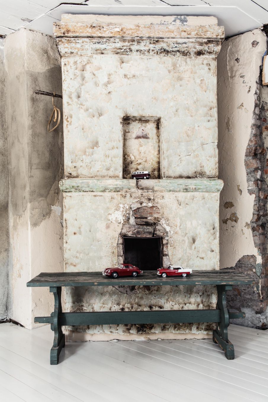 Yläkerran uuni on nähnyt paljon elämää. Enää sitä ei käytetä.