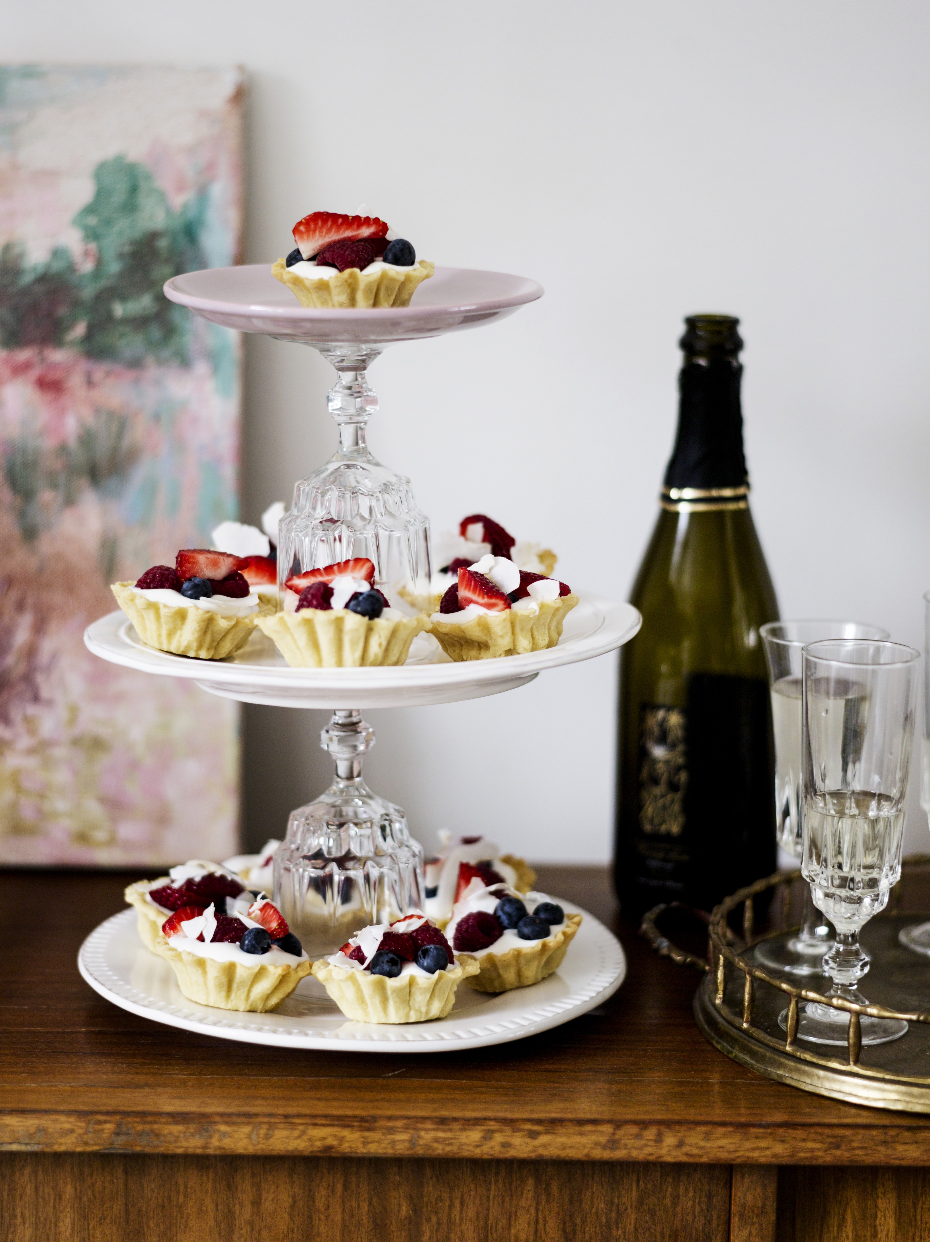 Tarjottavien asetteleminen eri korkeuksille näyttää juhlavalta. Jos jalallisia vateja ei ole, ne voi rakentaa itse.