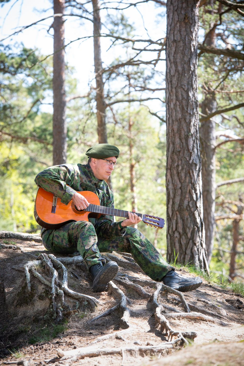 Joskus Paavo ottaa kitaran mukaan, kun hän pitää varusmiehille kenttähartauksia. Vapaa-ajalla hän soittaa Suomi-rockia.
