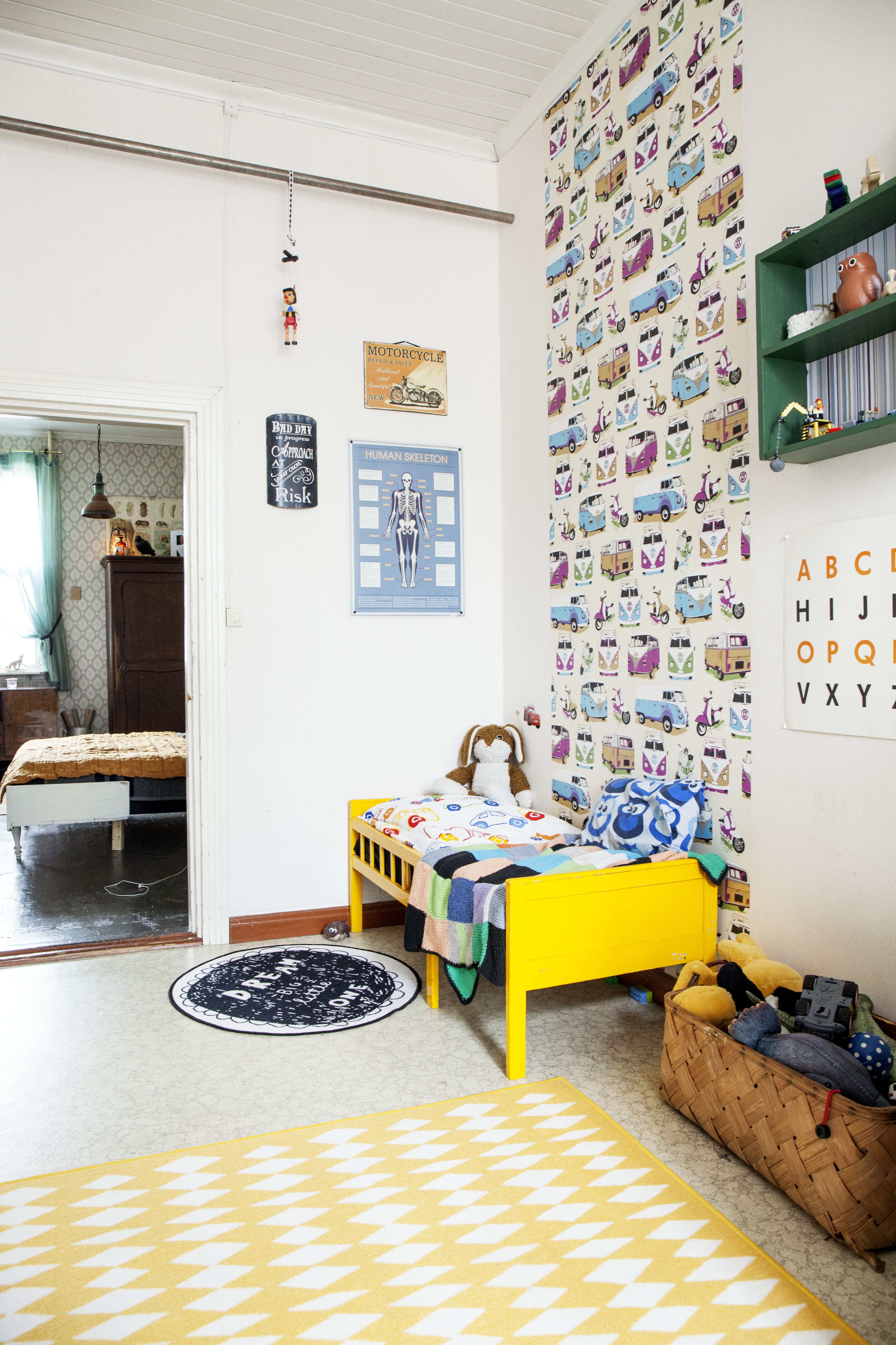 Aina ei tarvitse tapetoida koko seinää. Yksikin vuota antaa lastenhuoneeseen ilmettä.