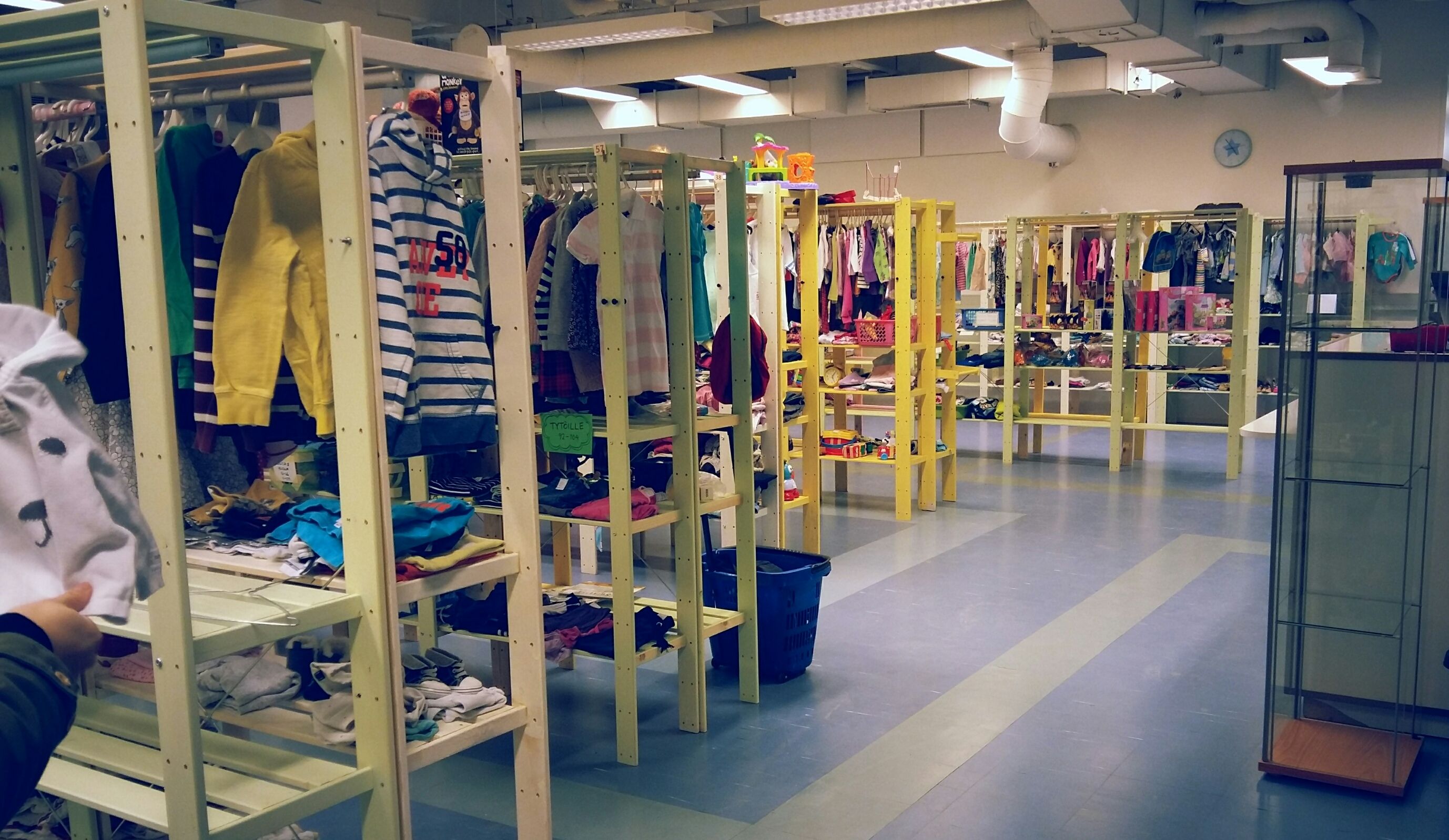 Tauluhylly toimii kirjahyllynä, josta ketterä Rafael hakee itse kirjansa.