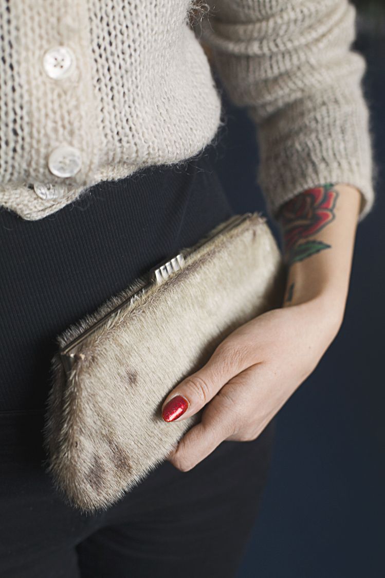 Ajan myötä kangistunut poronnahkalaukku on rakas, vaikka sisälle ei mahdu paljon.