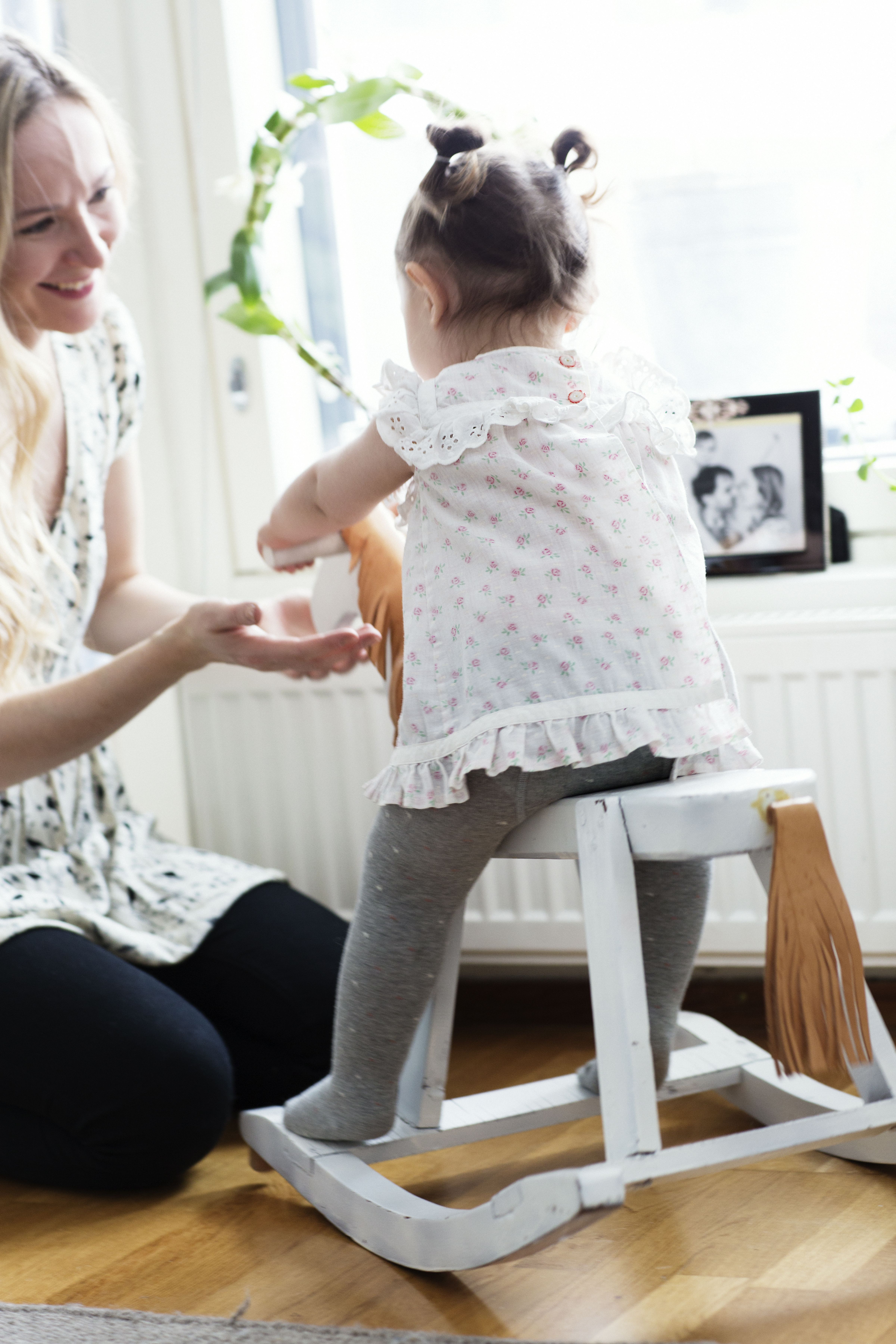 Meillä on yksivuotiskuvat molemmista tytöistä tässä mekossa. Se on pikkusiskoni vanha. Myös keinuhevonen on lapsuudestani.