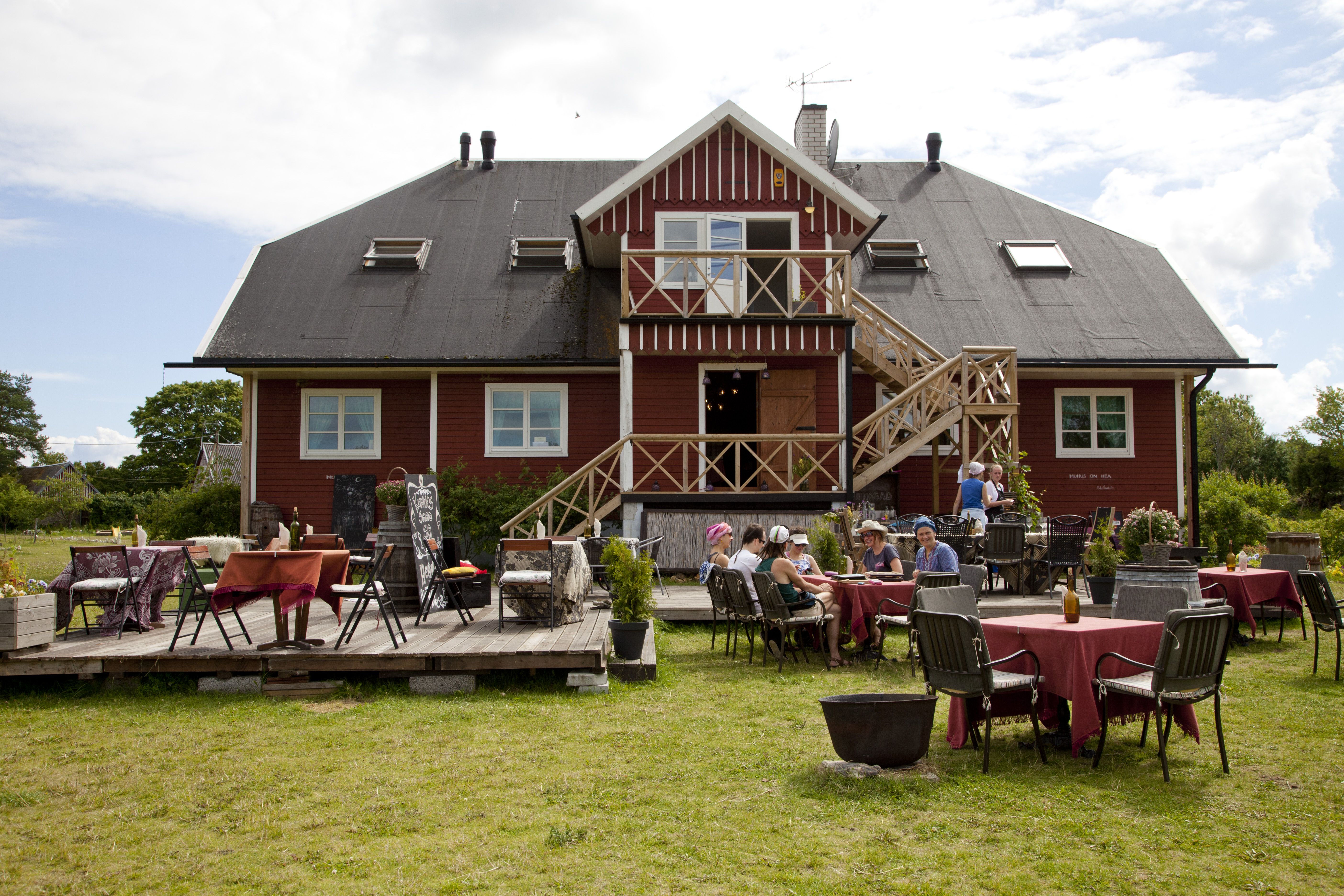 Viinitilan päärakennus henkii perinteitä.