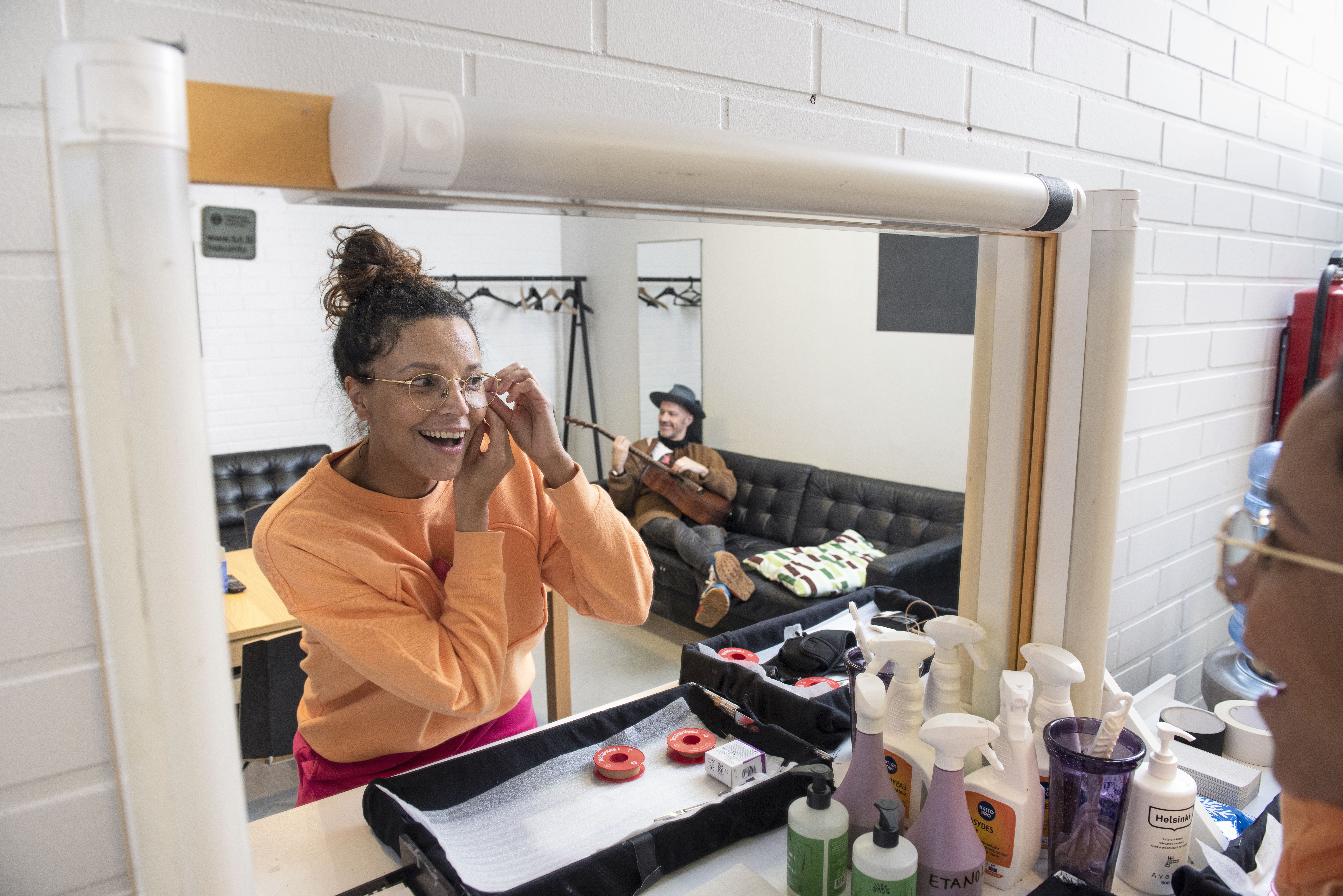 Amira ja Jussu tekevät myös töitä yhdessä. Jussu on tehnyt äänisuunnittelun ja musiikin Mieletön-esitykseen, jossa Amira näyttelee. ”Kun pyydän Jussua harjoittelemaan kanssani repliikkejä, hän ei koskaan sano, että nyt ei huvita”, Amira kertoo.