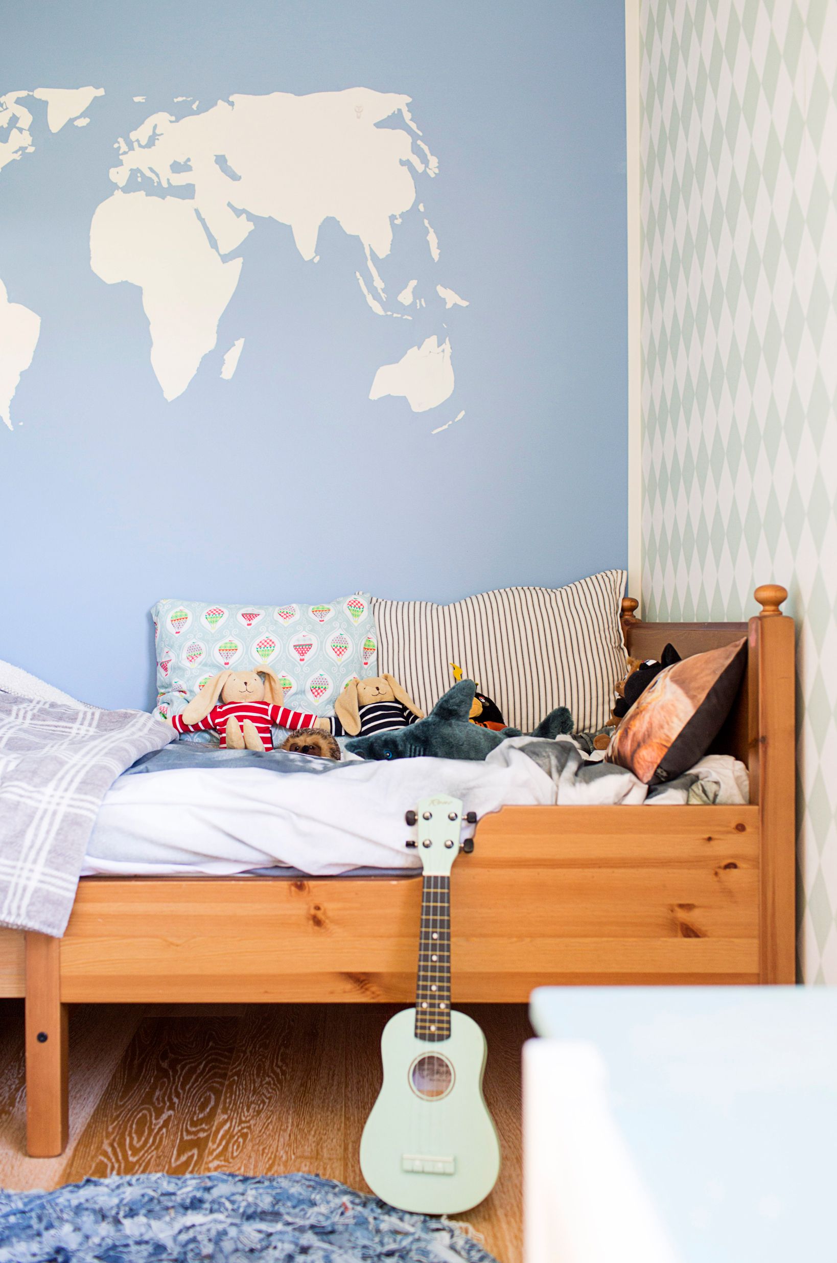 Johanna on maalannut lastenhuoneisiin kauniita yksityiskohtia: Ollin huone on saanut seinälleen maailmankartan. 