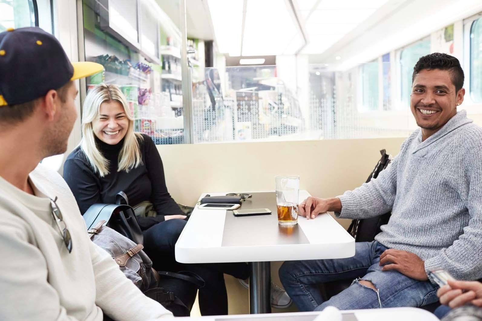 "Juhlimme eilen kotonamme vaimoni 33-vuotissyntymäpäiviä. Olen meksikolainen, vaimoni on suomalainen ja meillä on kaksi lasta: Christoffer, 2, ja Chantelle, 6 kuukautta. Myös vaimoni sisko ja tämän poikaystävä tulivat juhliin. Olin niin onnellinen, että hekin tulivat. He ovat perheeni Suomessa." Armando Jácome, 36, Kerava "Eilen kysyin siskoni kaksivuotiaalta Christoffer-pojalta, kuka hänen paras kaverinsa on. Hän vastasi: Sinä. Tulin tosi onnelliseksi. Christoffer on niin rakastava, ehkä parasta elämässäni." Christelle Nurgun, 25, opiskelija, Helsinki