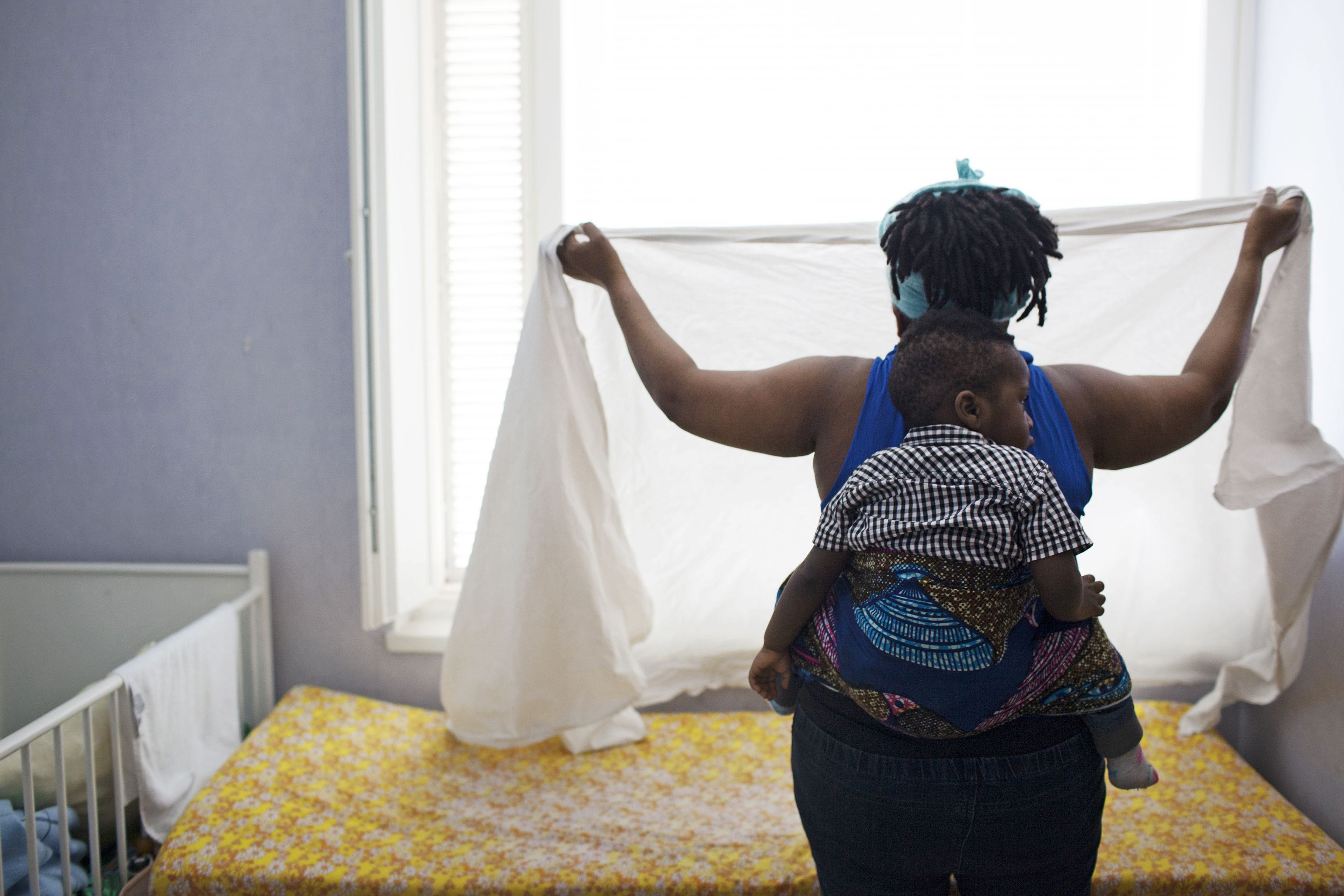 Lovelylla on tapana kurittaa alistuvaista veljeään, eikä äidin sana aina auta. Rauhoittaakseen tilanteen Jessica nostaa pojan selkäänsä.