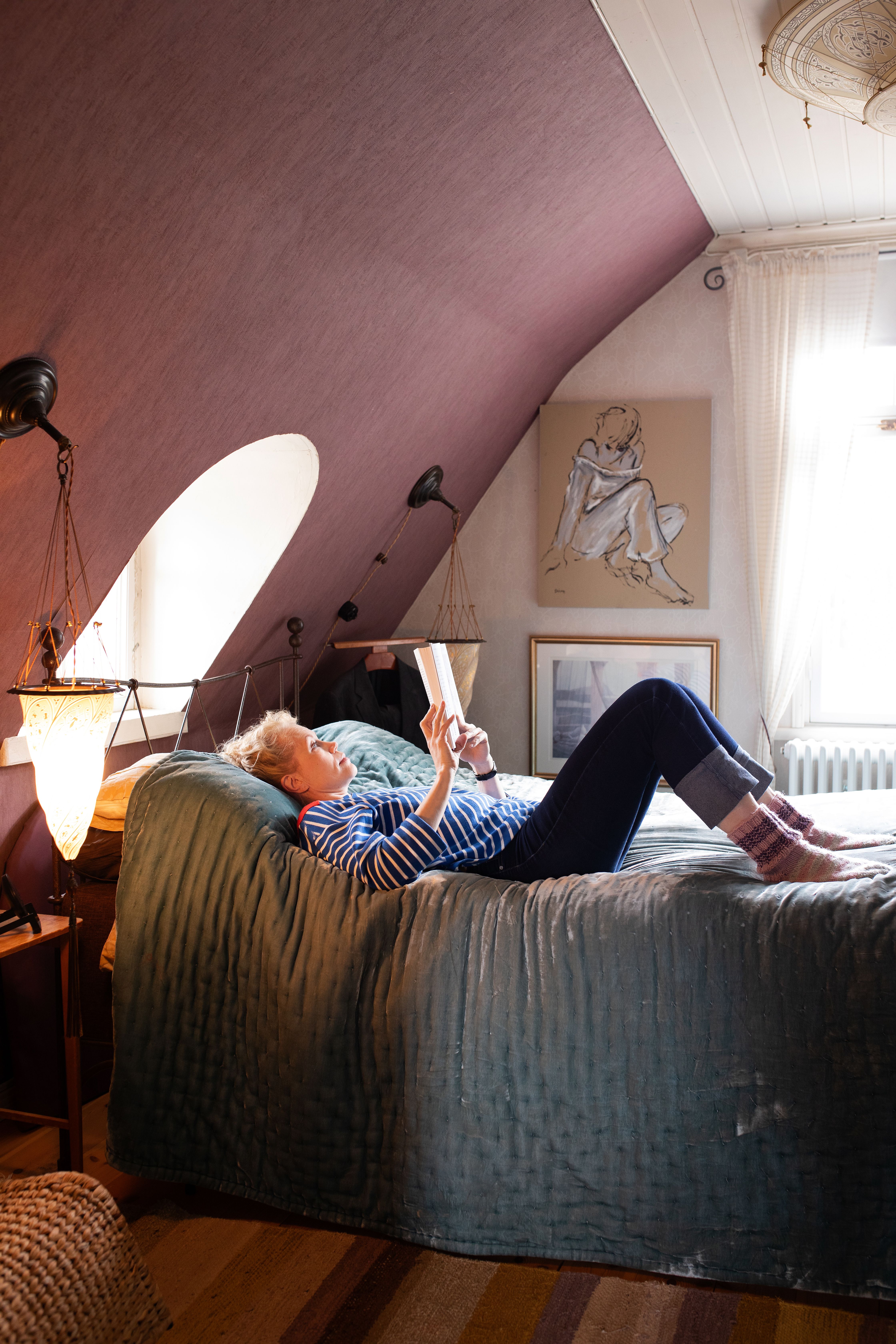 ”Laulu on kivaa, mutta en olisi tällä alalla, jos tekisin vain konsertteja. Ne vievät koko ajan pois kotoa. Mikään raha ei ole sen arvoista, mutta näyttämöllä olo ja näytteleminen on.”