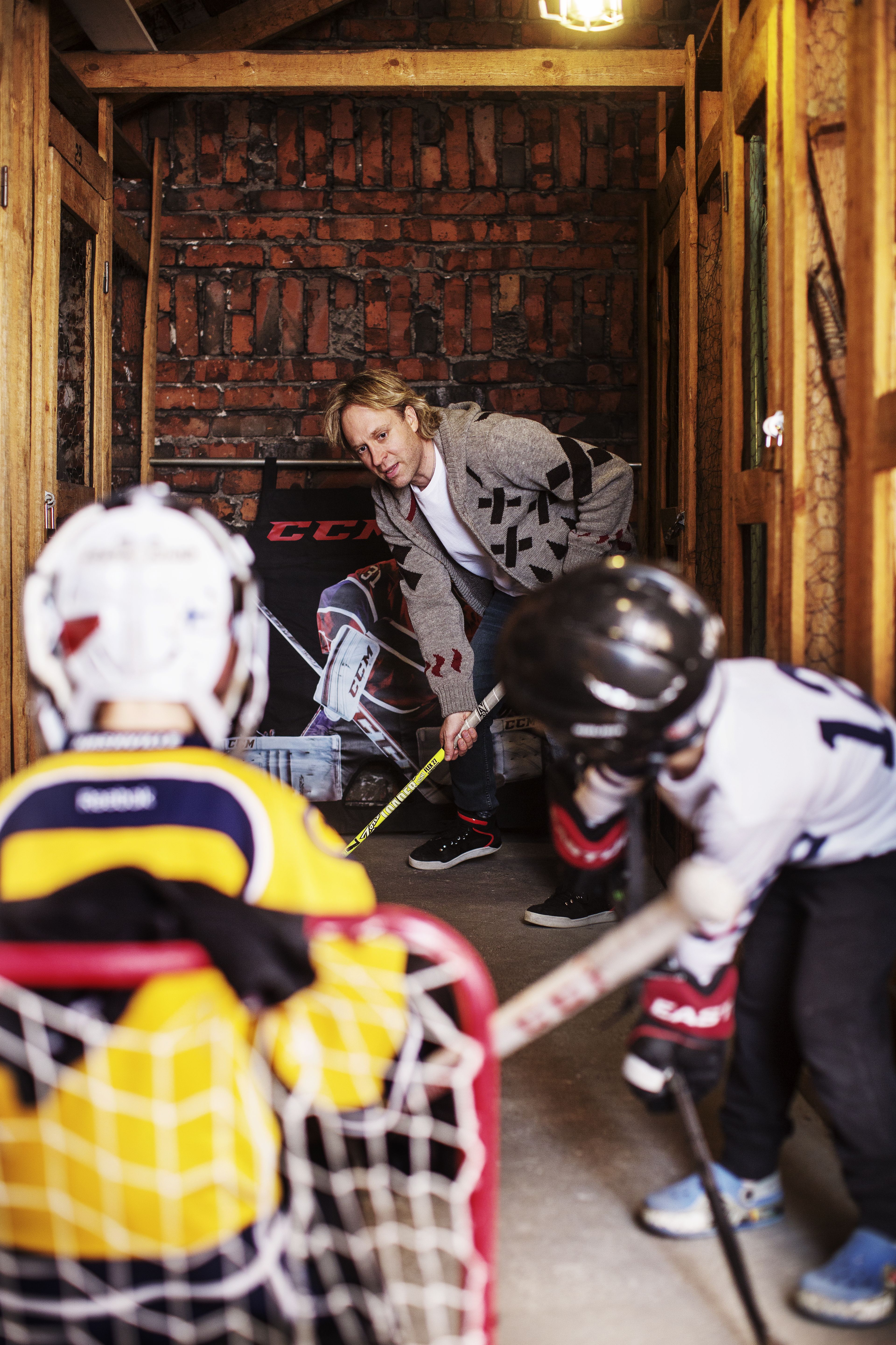 Kari on rakentanut vinttiin seinän, joka toimii kylmäveskarina silloin kun isä ei ehdi.