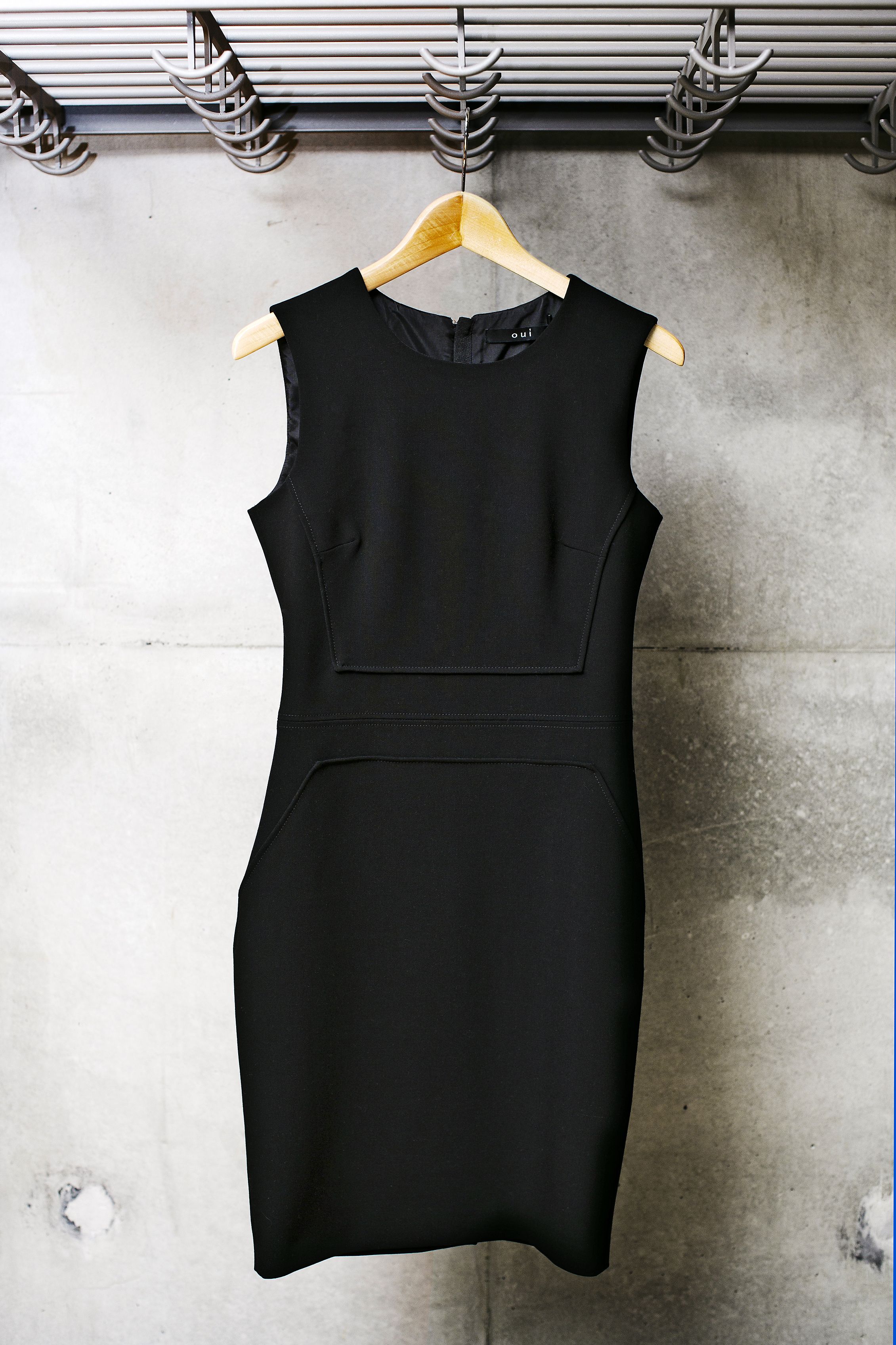 Tässä jutun kaikissa kuvissa näkyvä mekko. Pikkumusta käy sekä töihin että juhlaan, mutta arkikäyttöä kestää parhaiten laadukas mekko. Valitse hyvin istuva malli ja napakka materiaali. Kuvan neulosmekko on Oui-merkkinen.