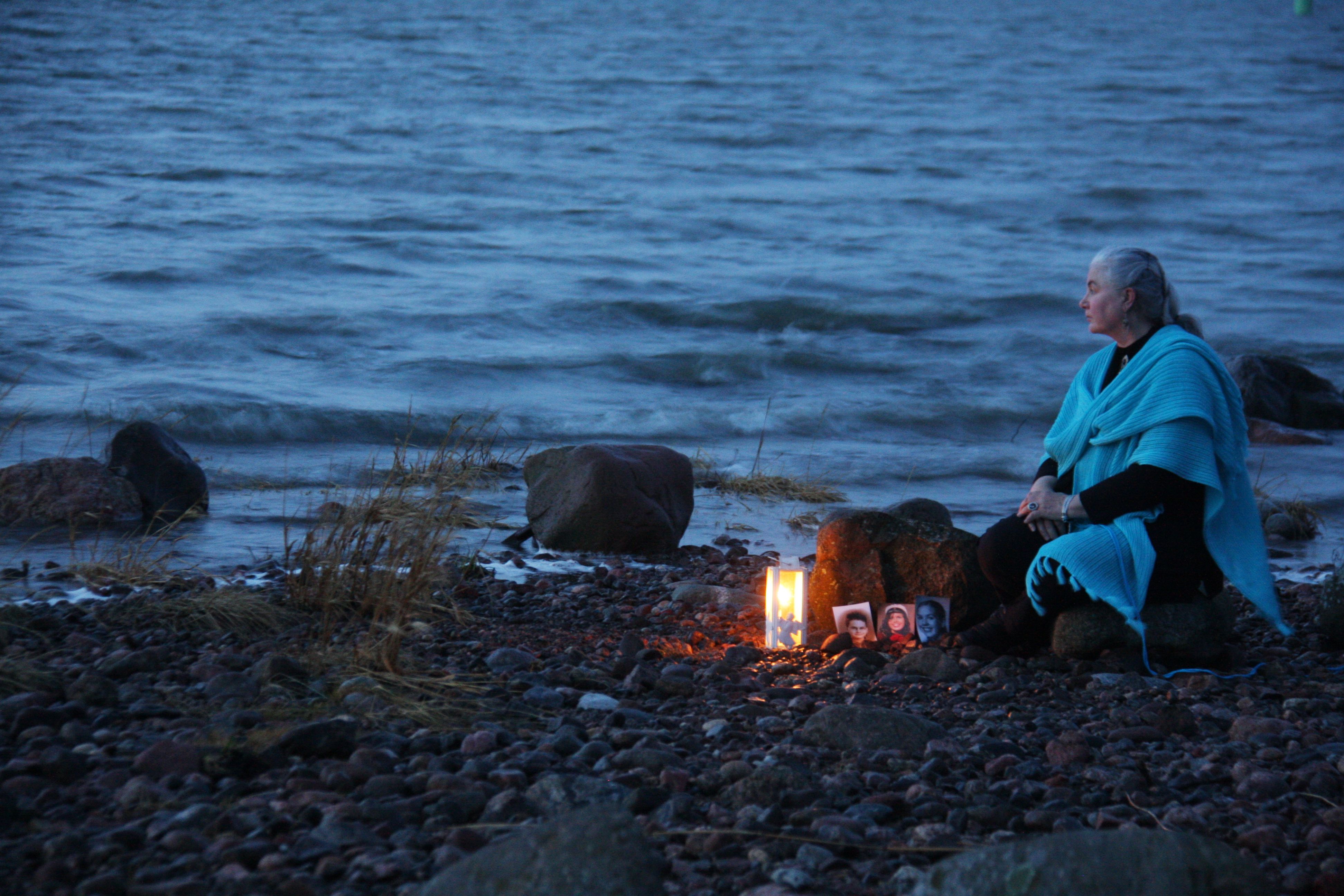 Päivi Kanerva ja lapset Turun Ruissalossa tapaninpäivänä 2013. Tsunamista on yhdeksän vuotta. Päivi pystyi vuosien tauon jälkeen katselemaan lastensa kuvia.