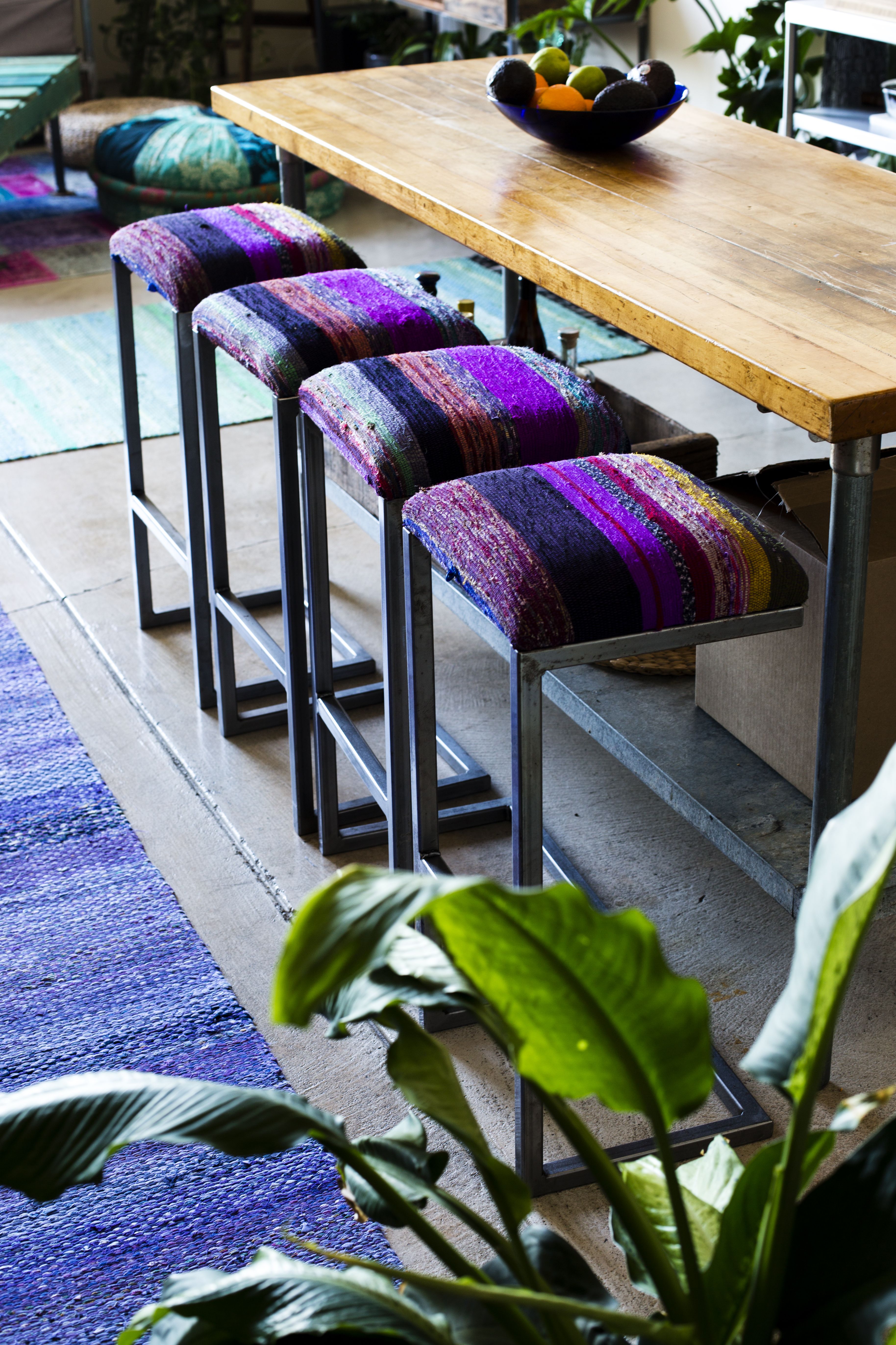 Räsymatot tuovat sisustukseen lämpöä ja kodikkuutta. Matto saa uuden elämän baarijakkaran istuintyynynä.