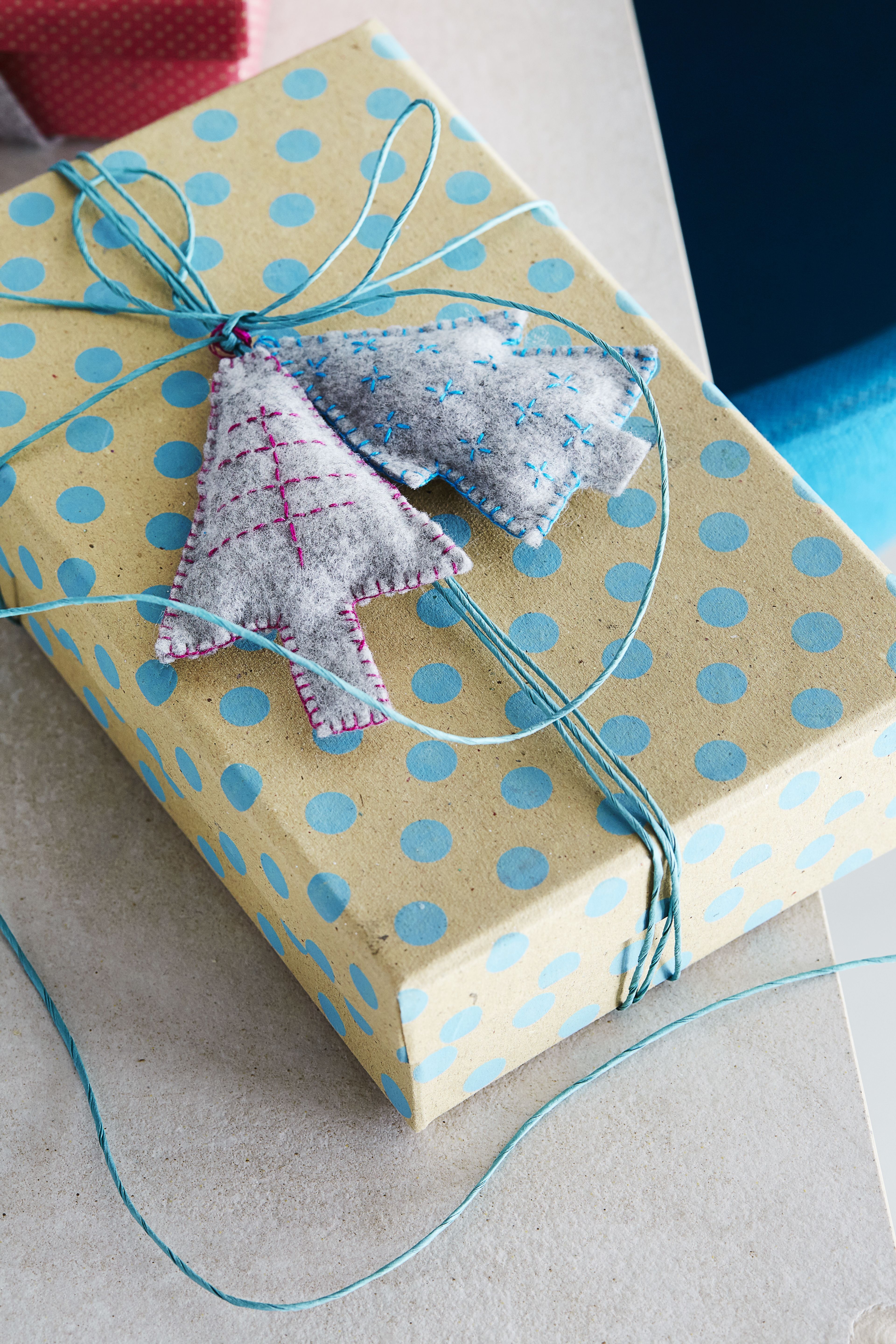 Vinkki! Huovasta ommeltu joulukuusi sopii yhtä hyvin lahjapaketin päälle tai kuusenkoristeeksi.