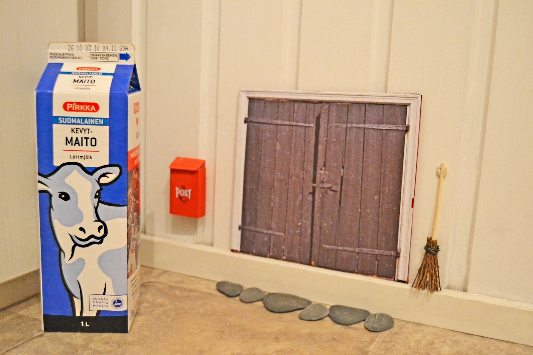 Hassua, että odotus on melkein mukavinta joulussa. Askartelijan sydän läikehtii onnesta! Maitotölkki antaa osviittaa tonttuoven koosta.