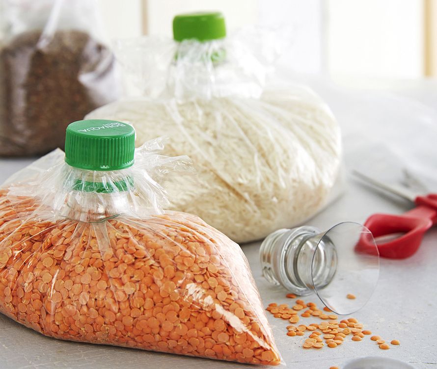 Muovipussista syntyy oiva säilytysastia.