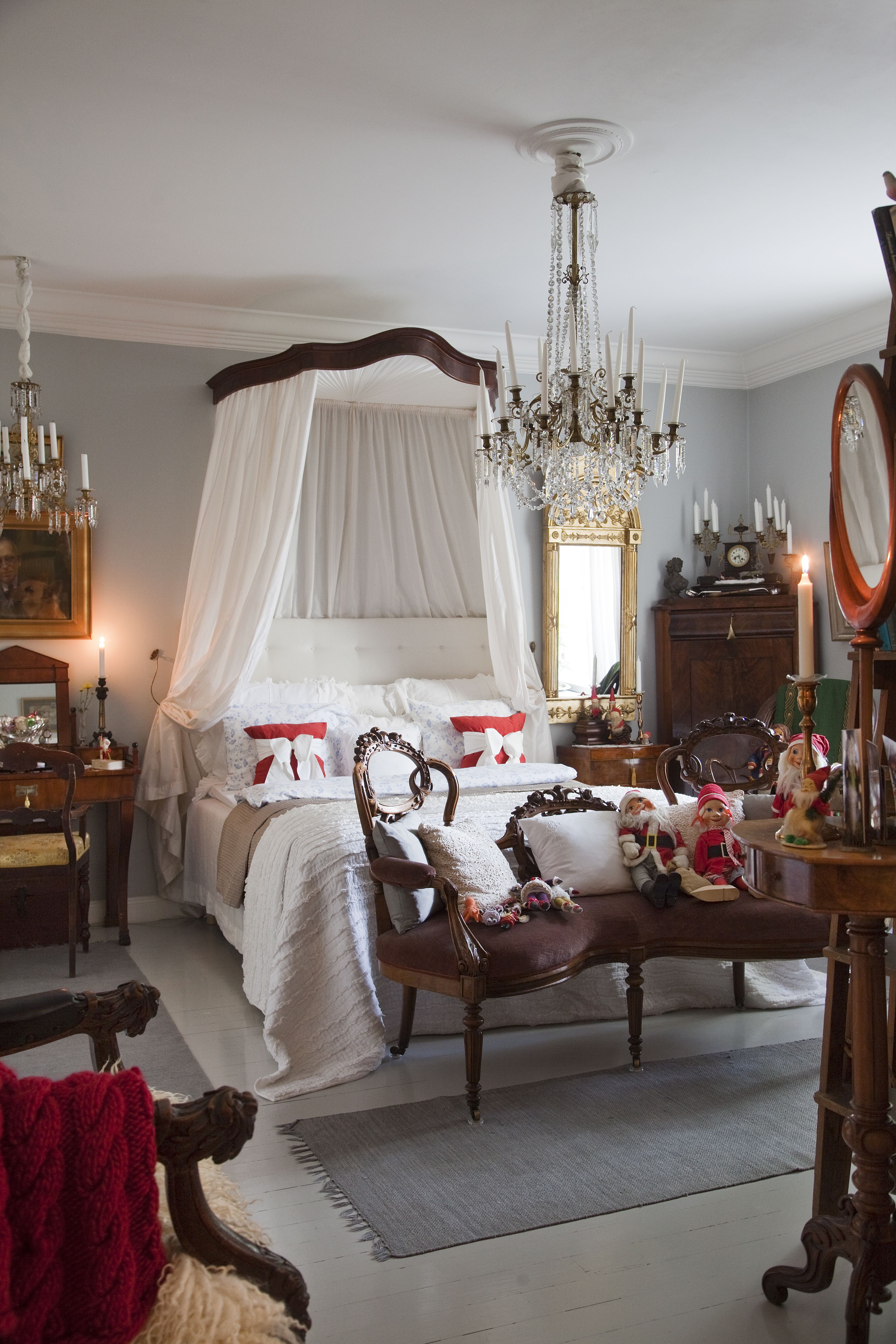 Makuuhuoneessa on levollisen herraskainen tunnelma. Mikko teki itse sängynpäädyn ja vaihtoi elegantin vuodekatoksen kankaat.