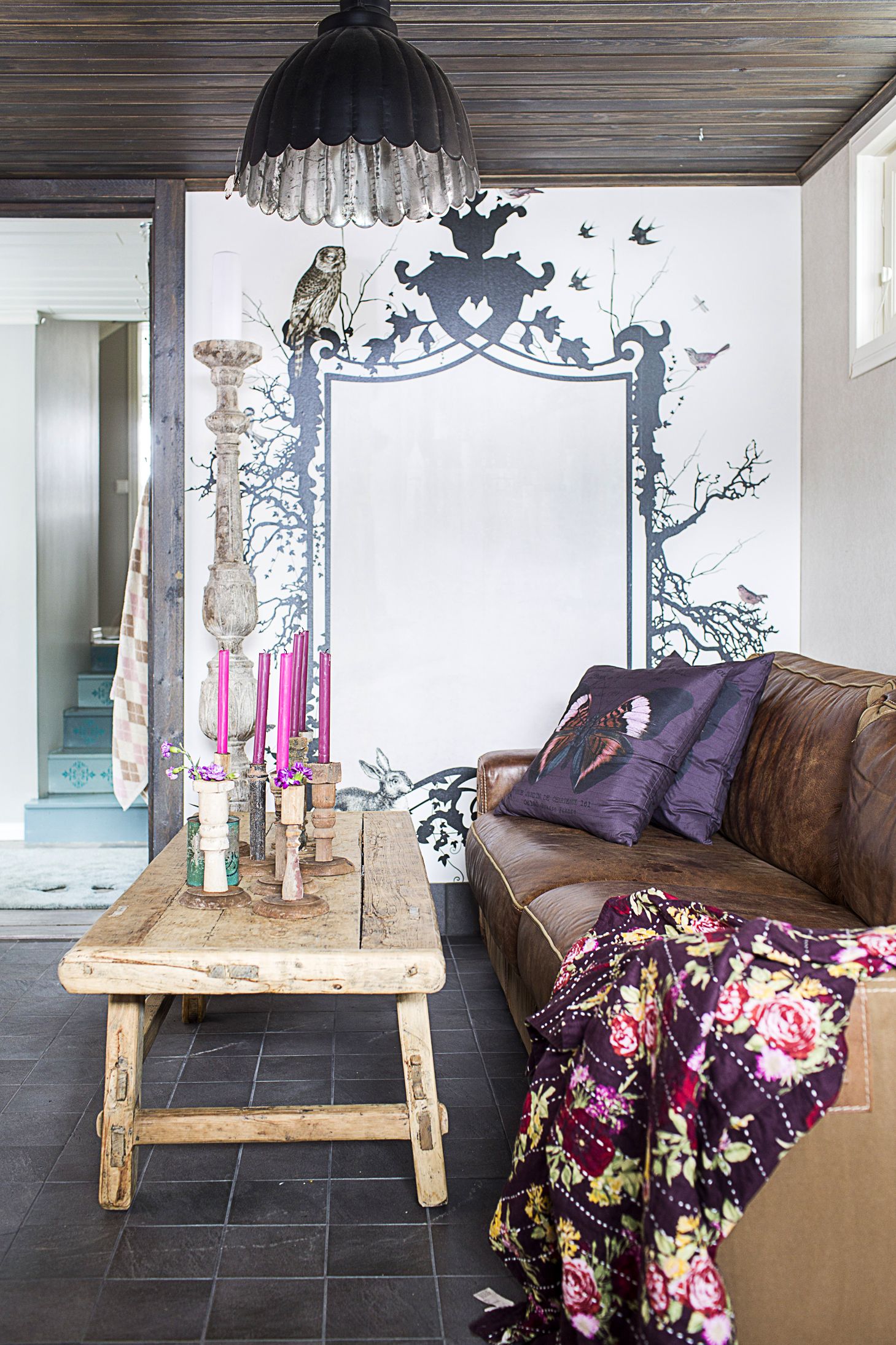 Alakerran oleskelu­huoneen tapetissa kuvastelee satulinna, jonka voi nähdä vain oikeassa valossa.