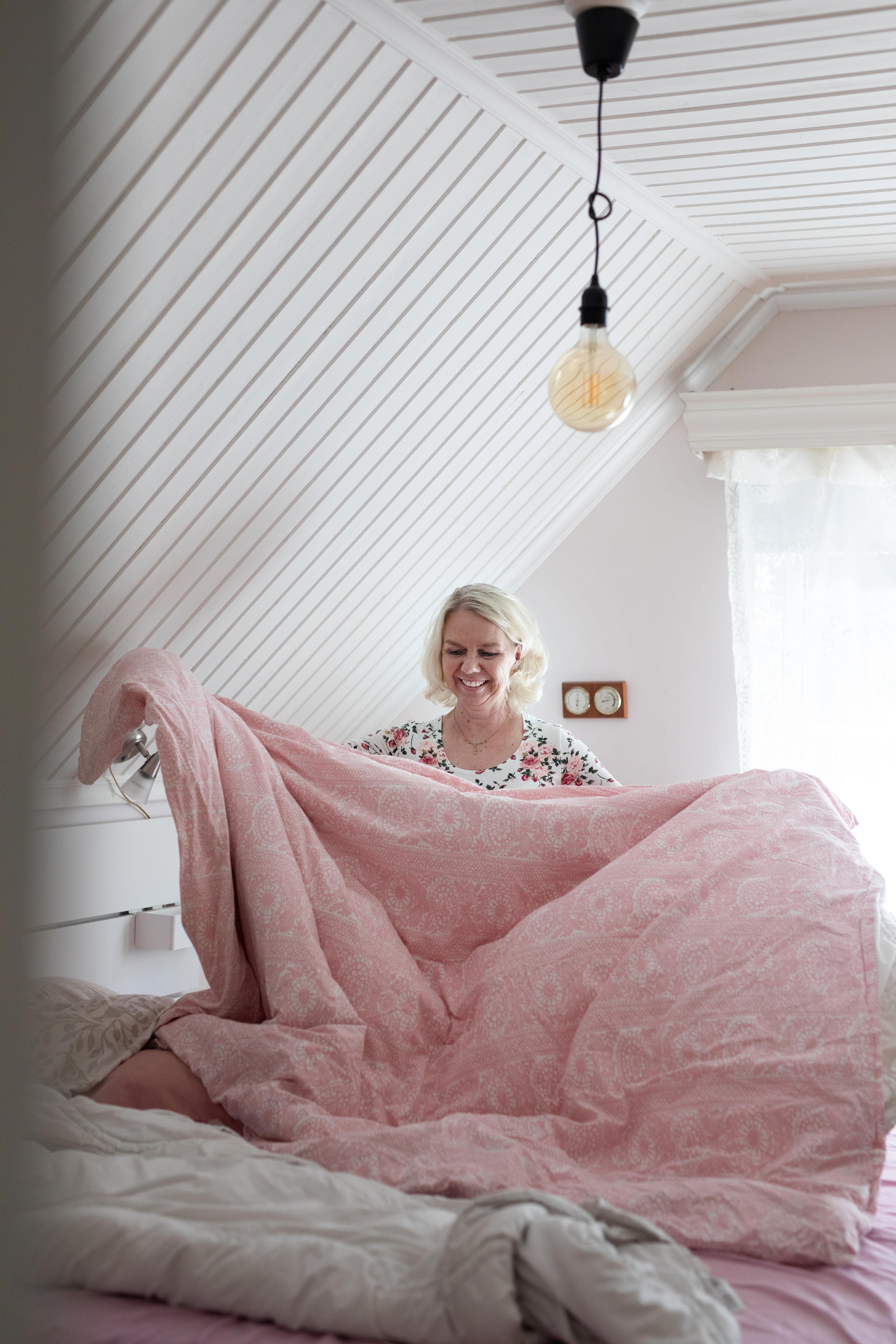 Pitkä parisuhde on auttanut Outia avaamaan ajatuksiaan. "Olemme Arin kanssa voineet keskustella omasta ja muista ihmissuhteistamme. Kun olen oppinut ymmärtämään, mistä tunteet kumpuavat, myös reaktioni ovat helpottuneet.”