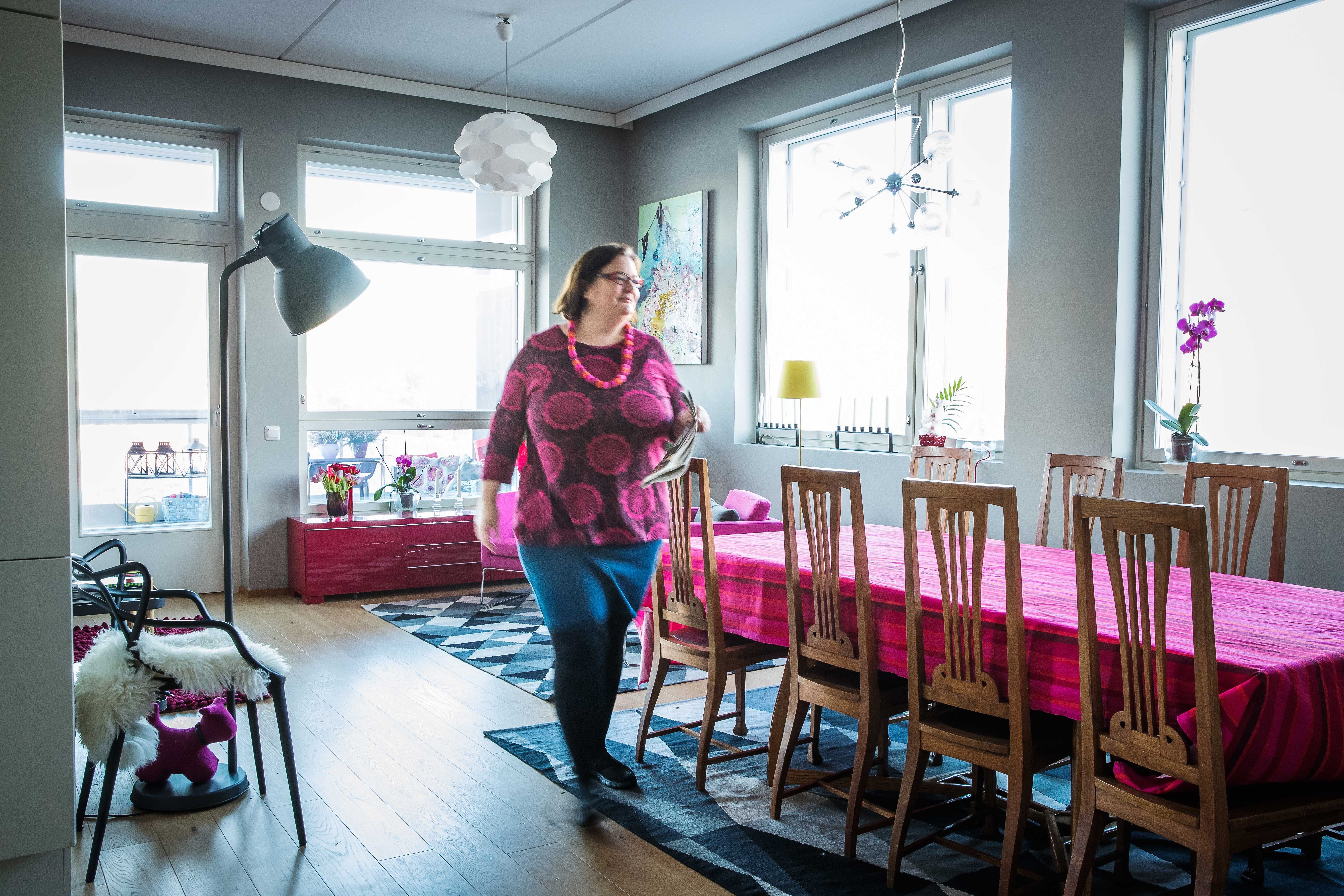  Avoimeen keittiöön, ruokailutilaan ja olohuoneeseen mahtuu iso joukko Minervan vieraita.