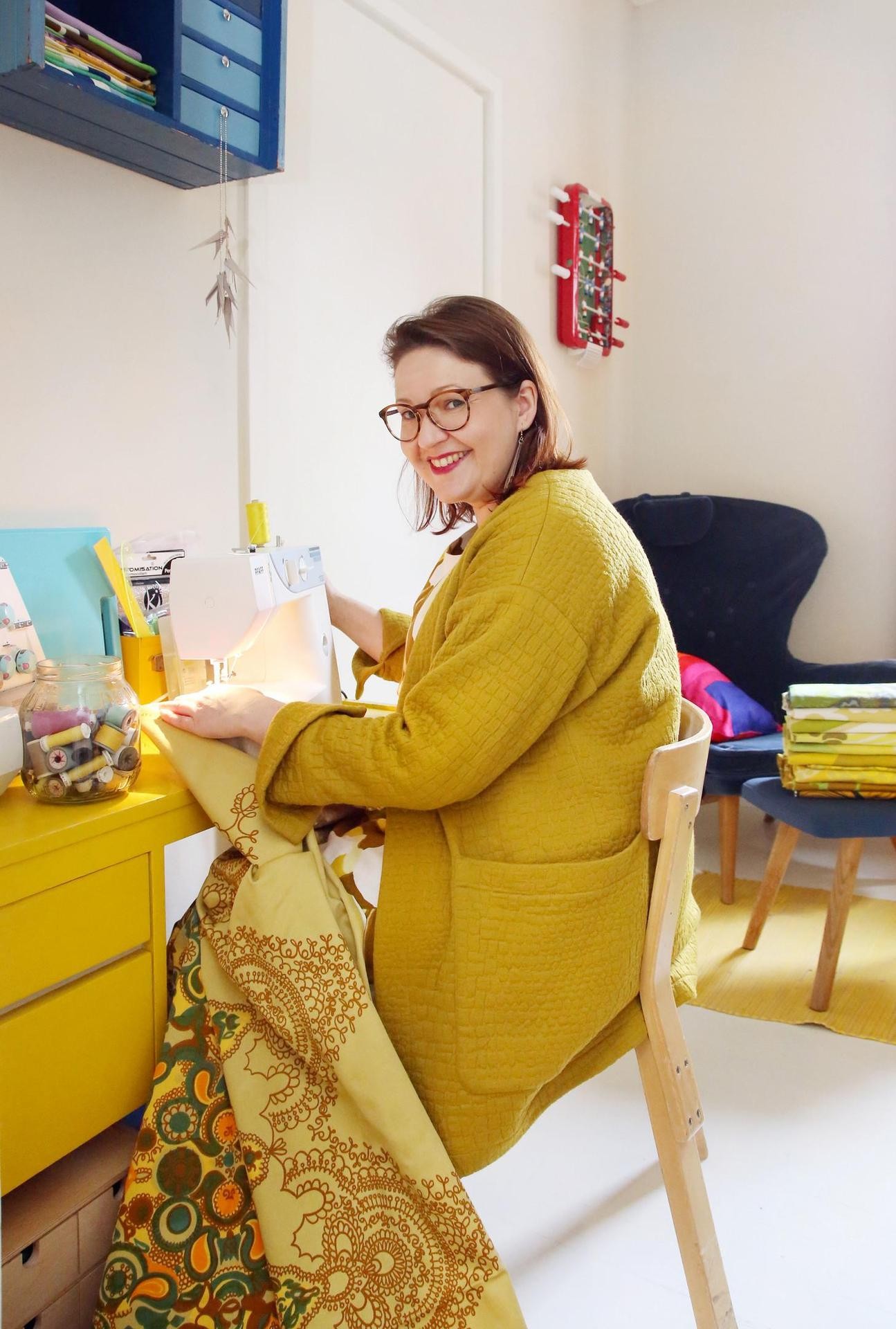 Hanna Kaitila, 36, asuu Lahdessa miehensä Simo Saukkolan ja Mauski-kissan kanssa. Työn alla oleva Metsovaaran Sayonara-kangas oli neljän euron huippulöytö SPR:n Kontin kilo tavaralaatikosta. Artekin 69-tuoli, jolla Hanna istuu, on pelastettu roskalavalta.