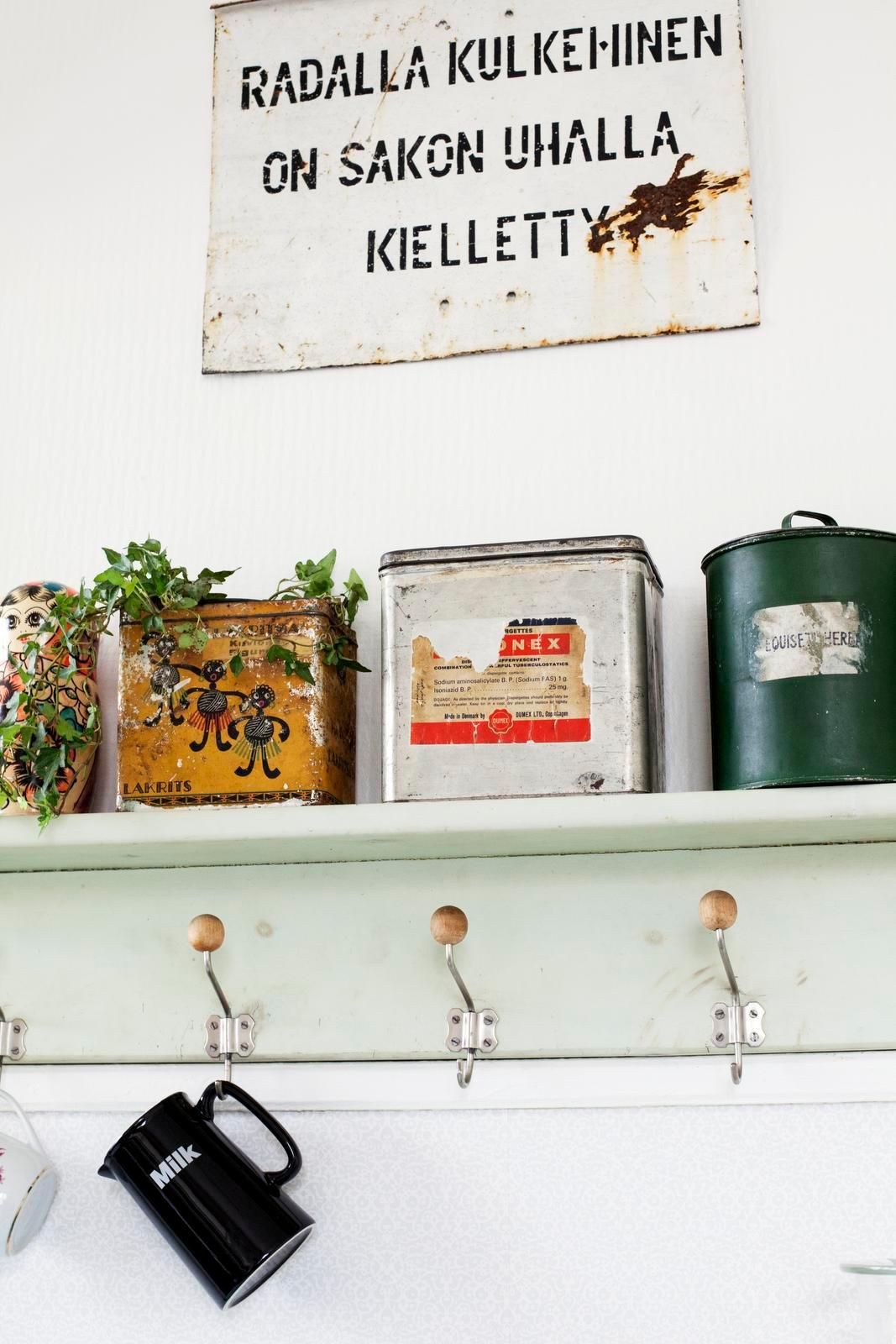 Keittiön vanha naulakko löytyi Mikan vanhempien tilalta. Kannut ja mukit odottavat siinä käyttövuoroaan.
